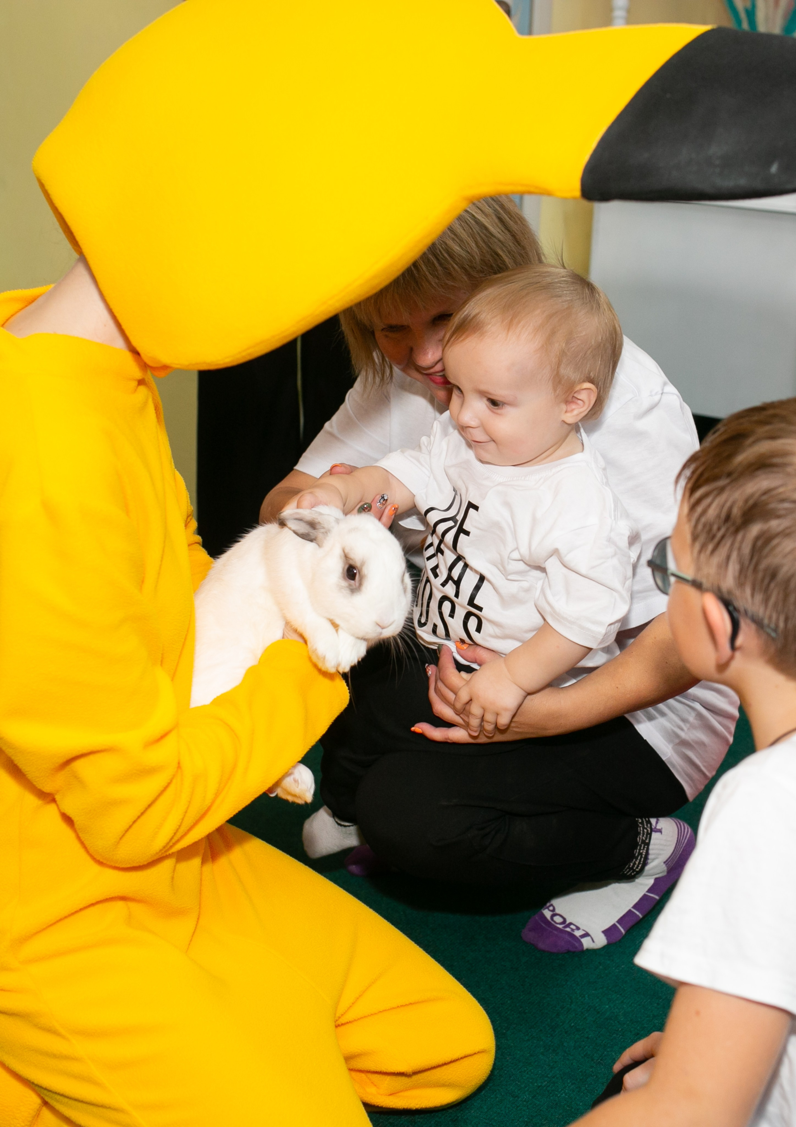 Белый кролик. Пикачу. Фотограф новорожденных и семейный фотограф НСО г. Бердск Марина Львова