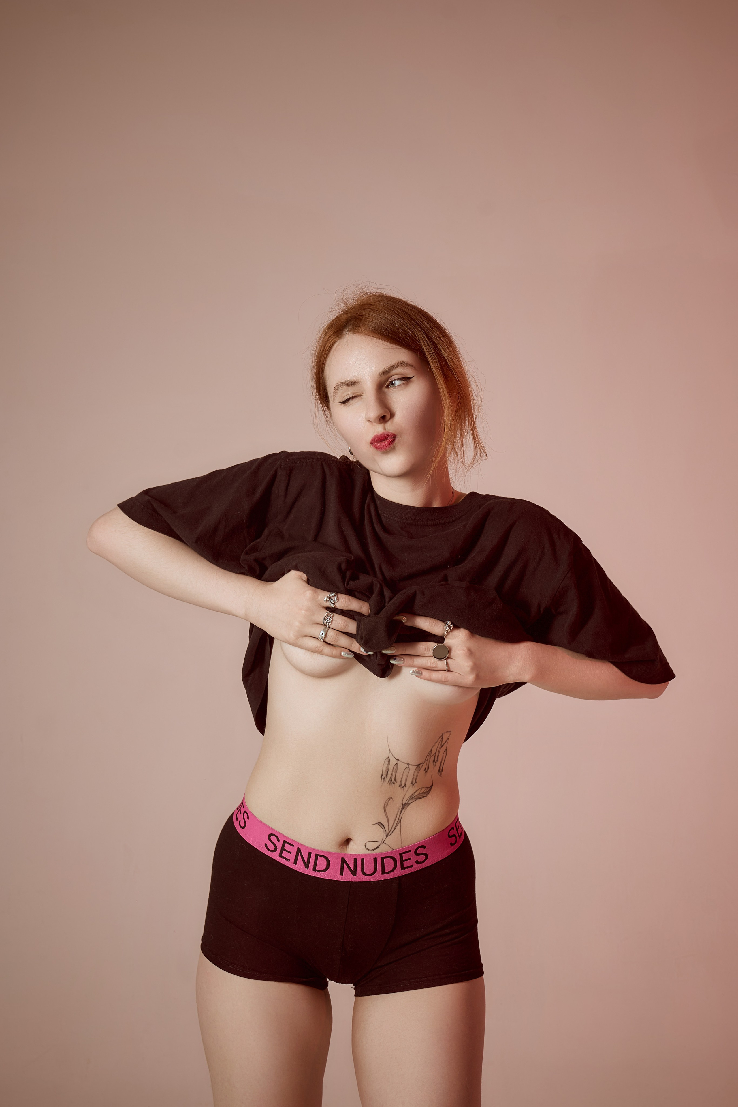 Фотосессия в эротическом стиле на циклораме в фотостудии Kap's Москвы