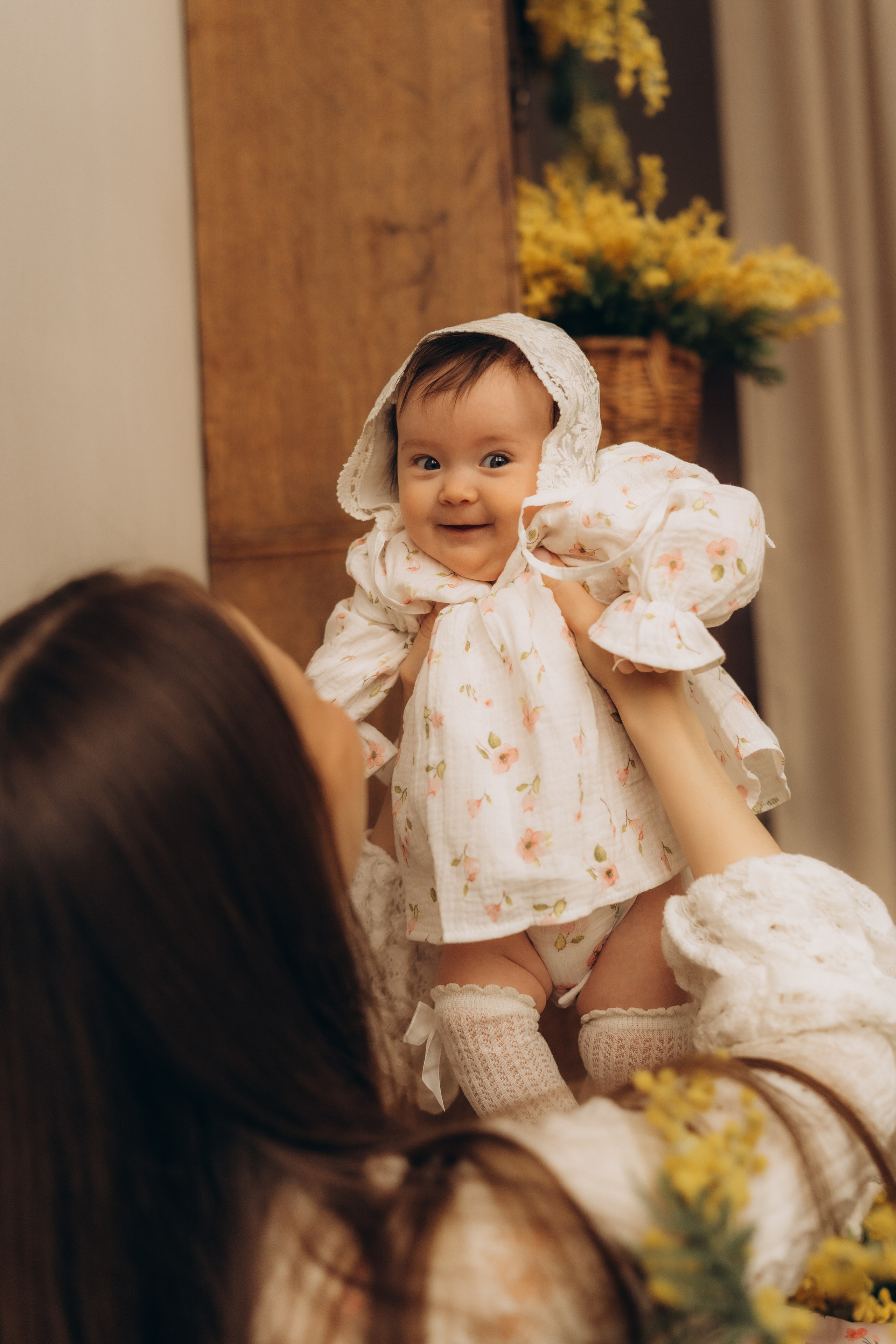 Мама с дочкой и мимозы. Семейный фотограф в Казани