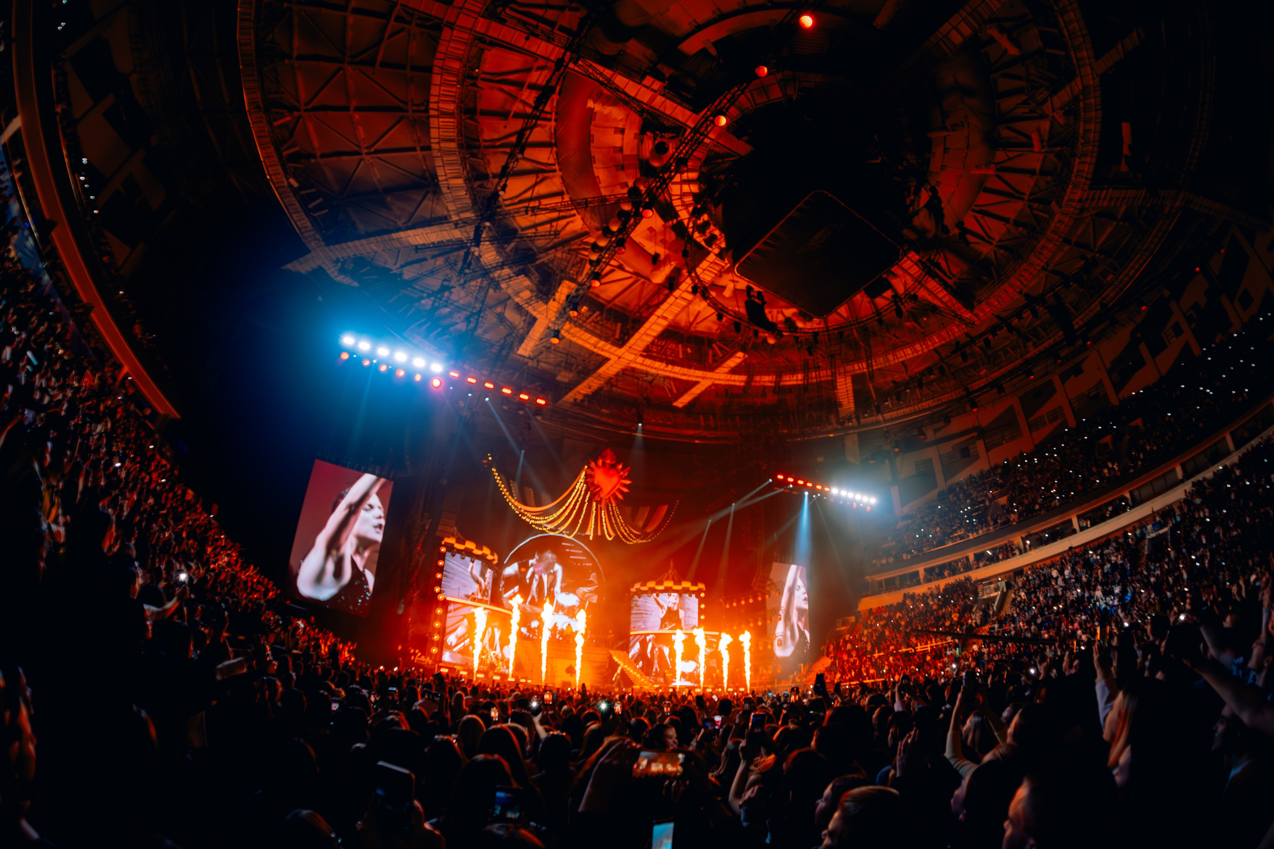 ВАНЯ ДМИТРИЕНКО В МЕГАСПОРТЕ 07.11.25. Концертный и репортажный фотограф в Москве и Санкт-Петербурге Мария