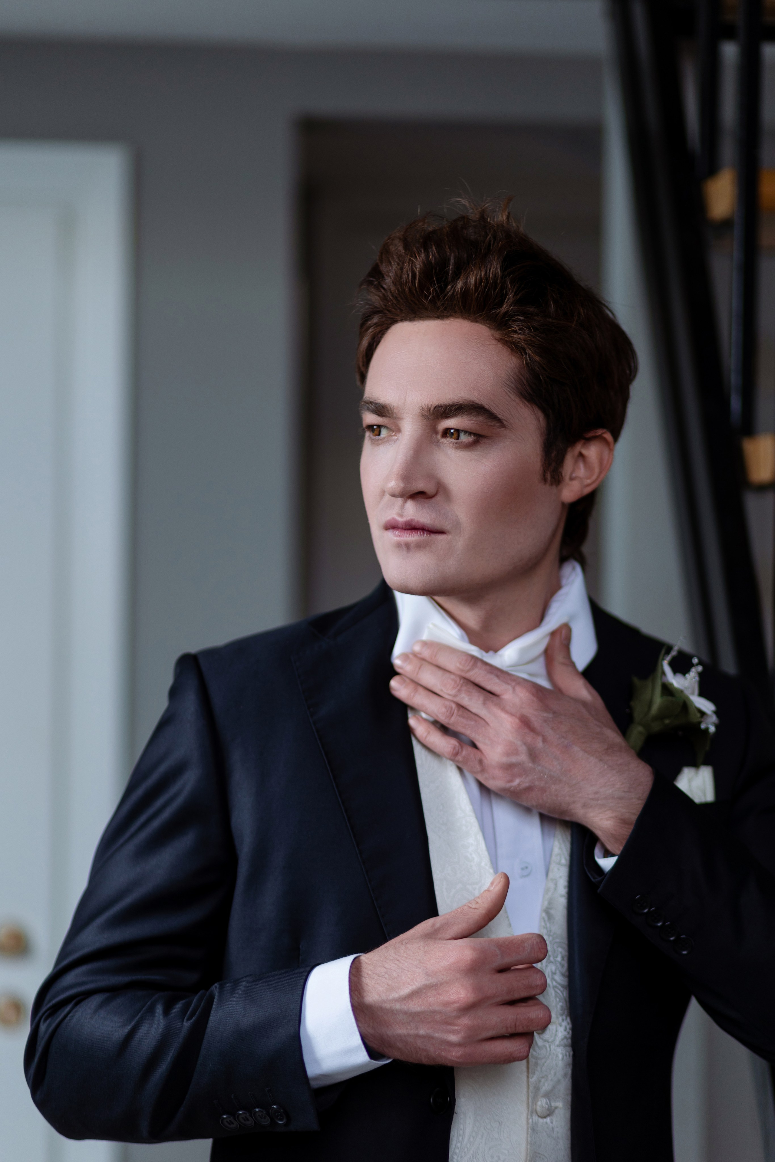 Жених  поправил бабочку, поправляет рубашку.