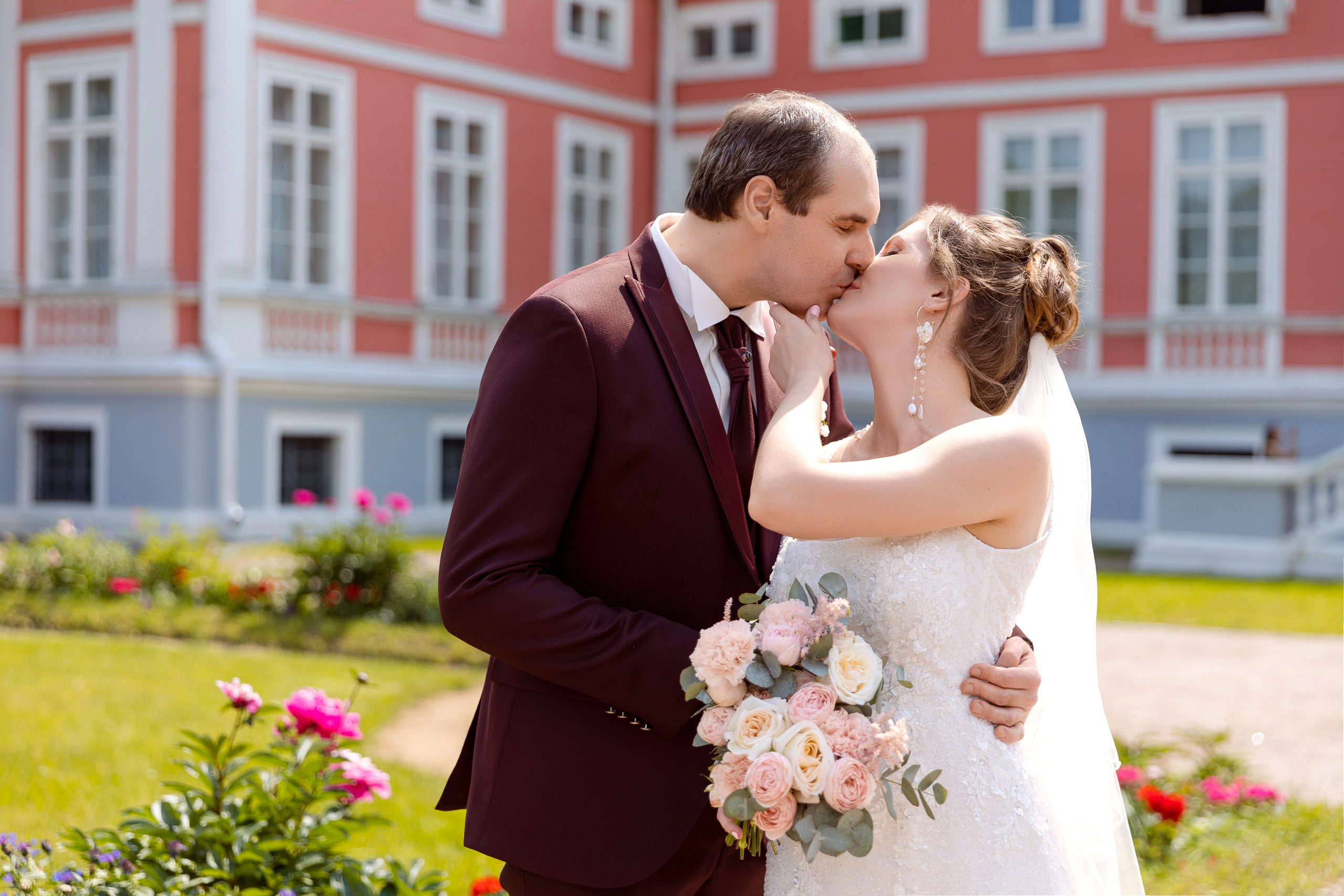 Молодожёны целуются на фоне усадьбы Кускова в Москве