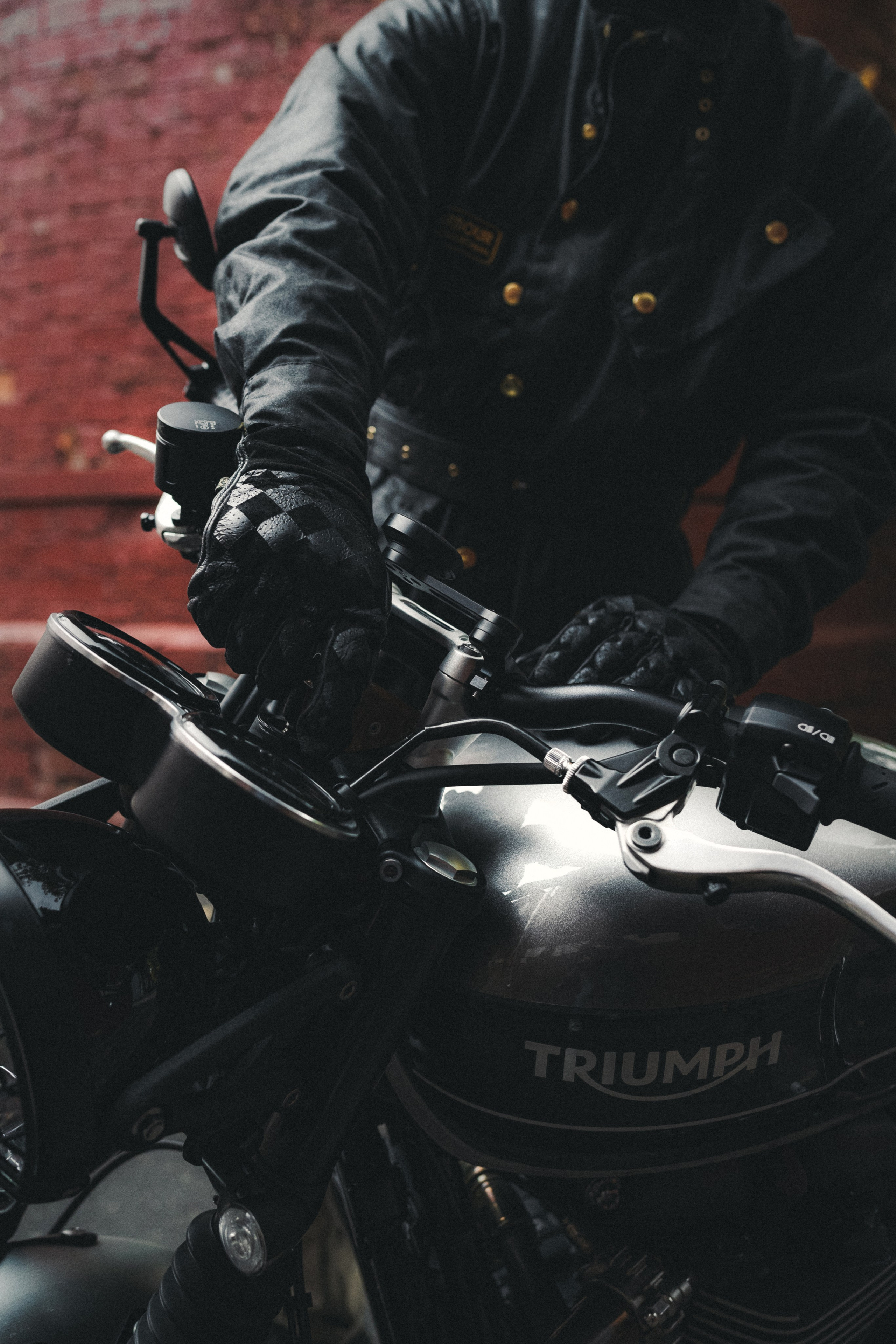 Triumph Speed Twin 1200 x Serge. Фотограф Илья К. в Москве