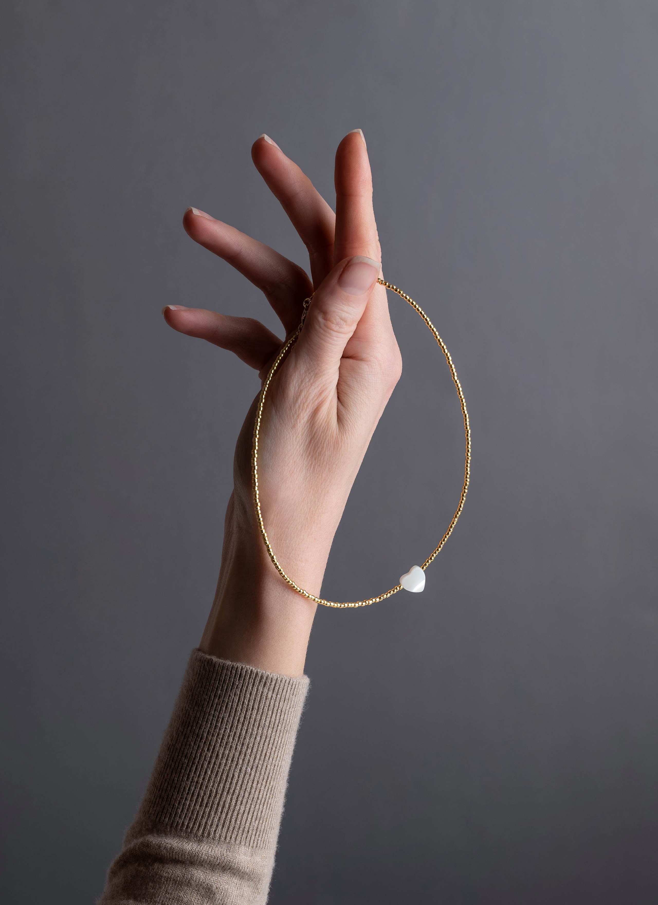 Предметное фото чокера с моделью