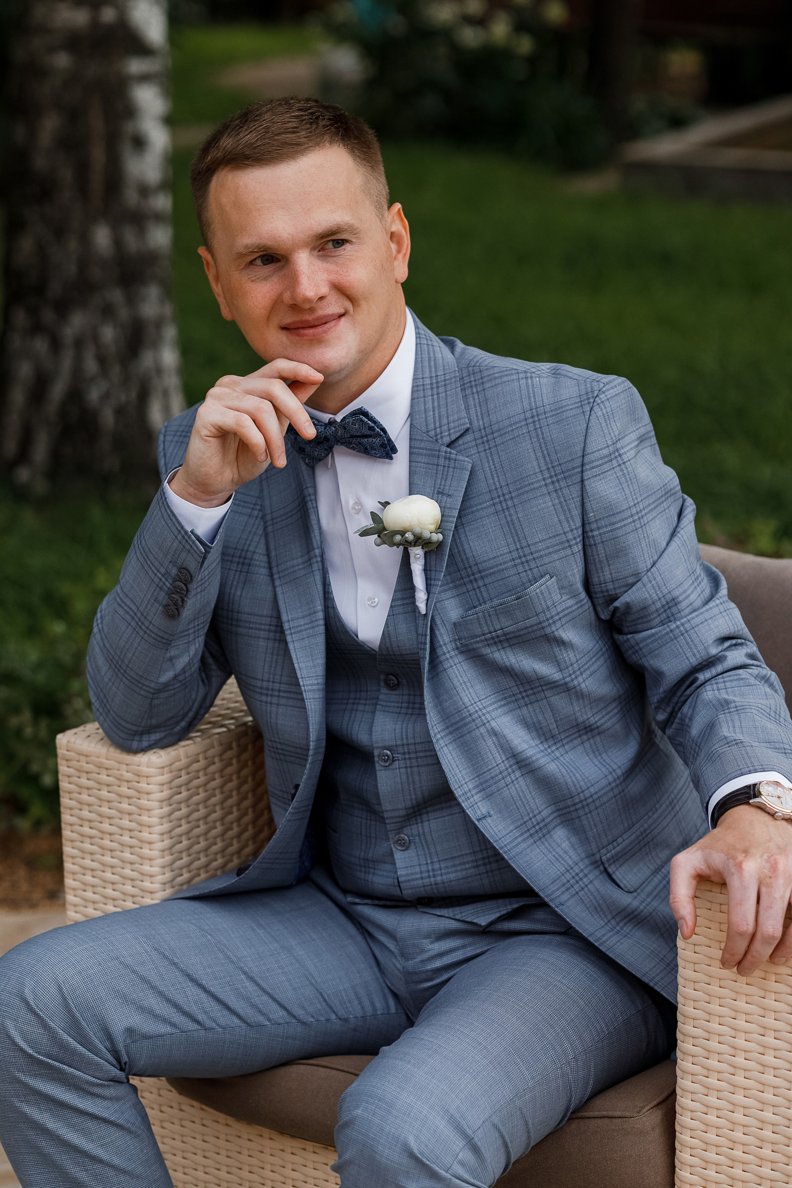 Трогательная выездная церемония в уютном дворике отеля. Олег Сверчков | Свадебный фотограф Вологда