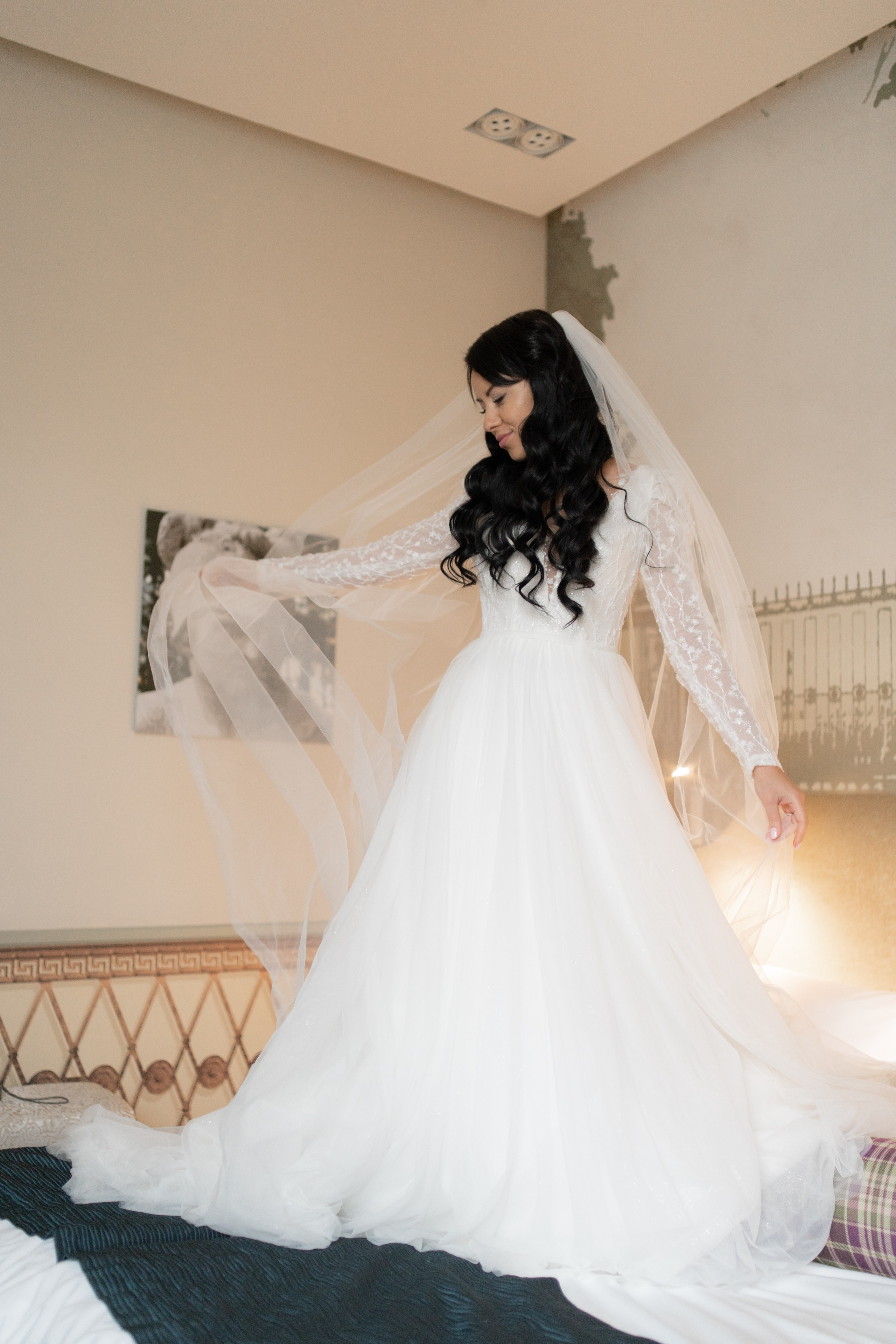невеста кружится в свадебном платье в отеле Индиго на свадебной фотосессии