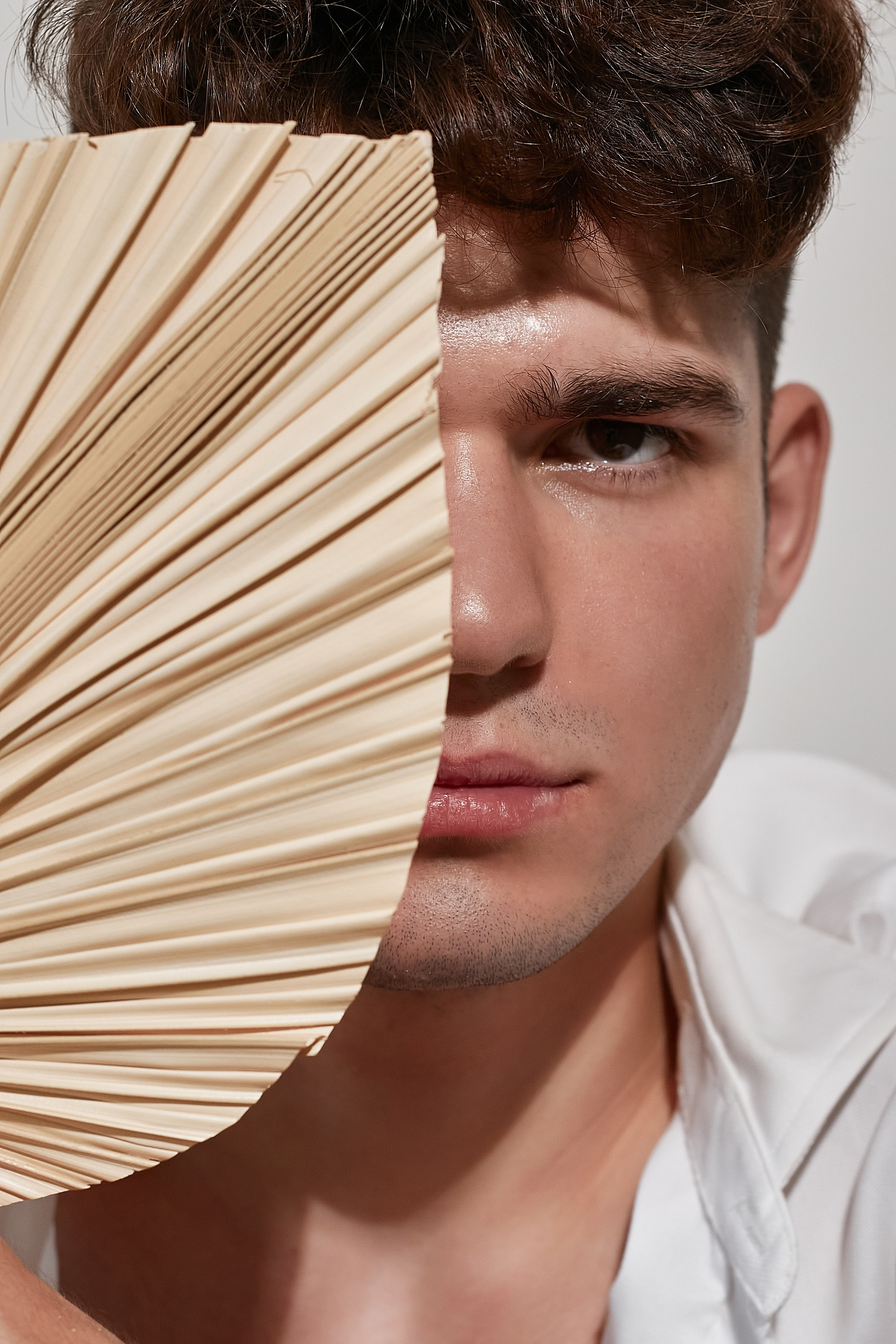 мужчина с листом 