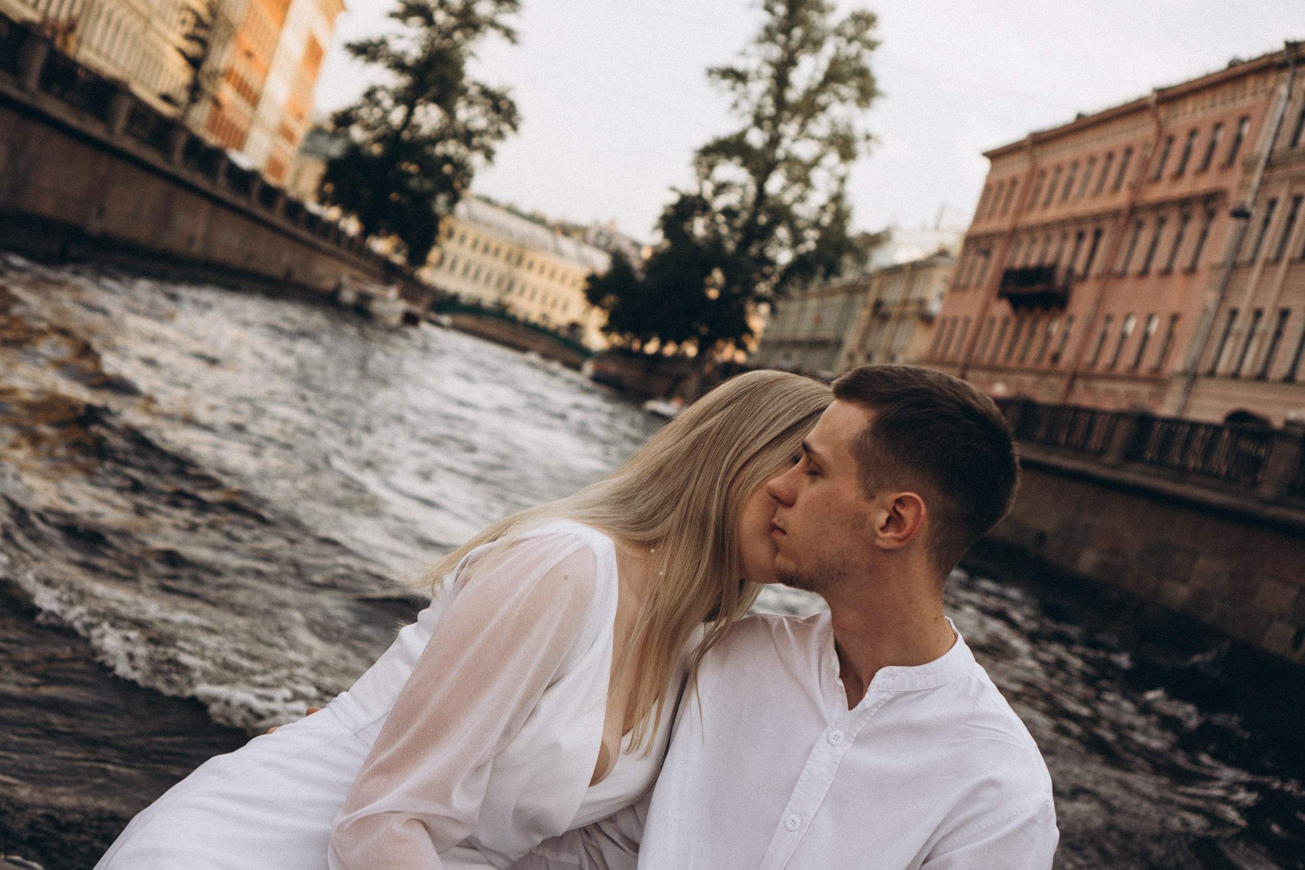 СВАДЕНБНАЯ СЬЕМКА НА КАТЕРЕ ПО КАНАЛАМ САНКТ-ПЕТЕРБУРГА И В АКВАТОРИИ НЕВЫ. Профессиональный фотограф, Санкт-Петербург — Виктория Богомолова