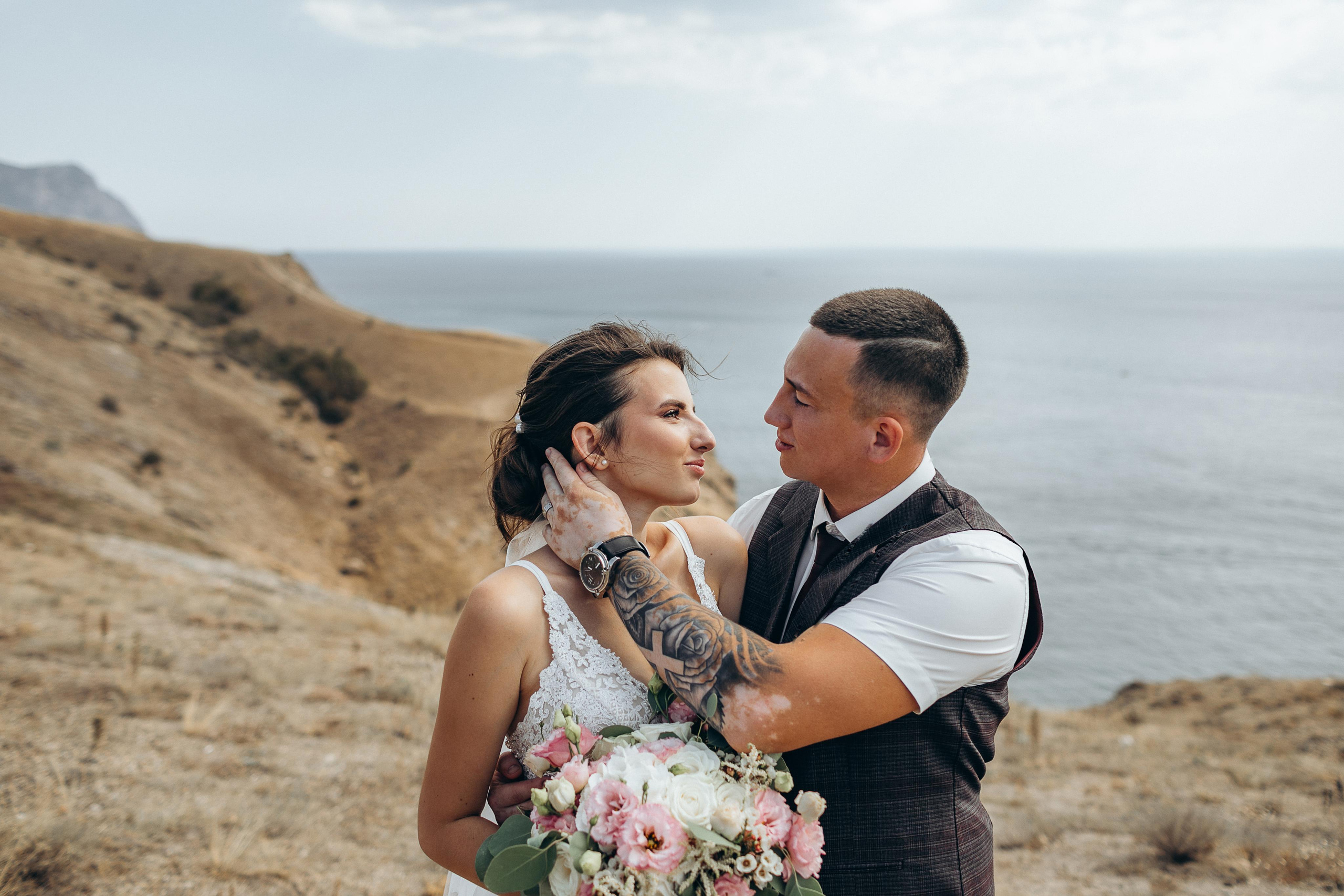 Свадебное фото, жених обнимает свою невесту.