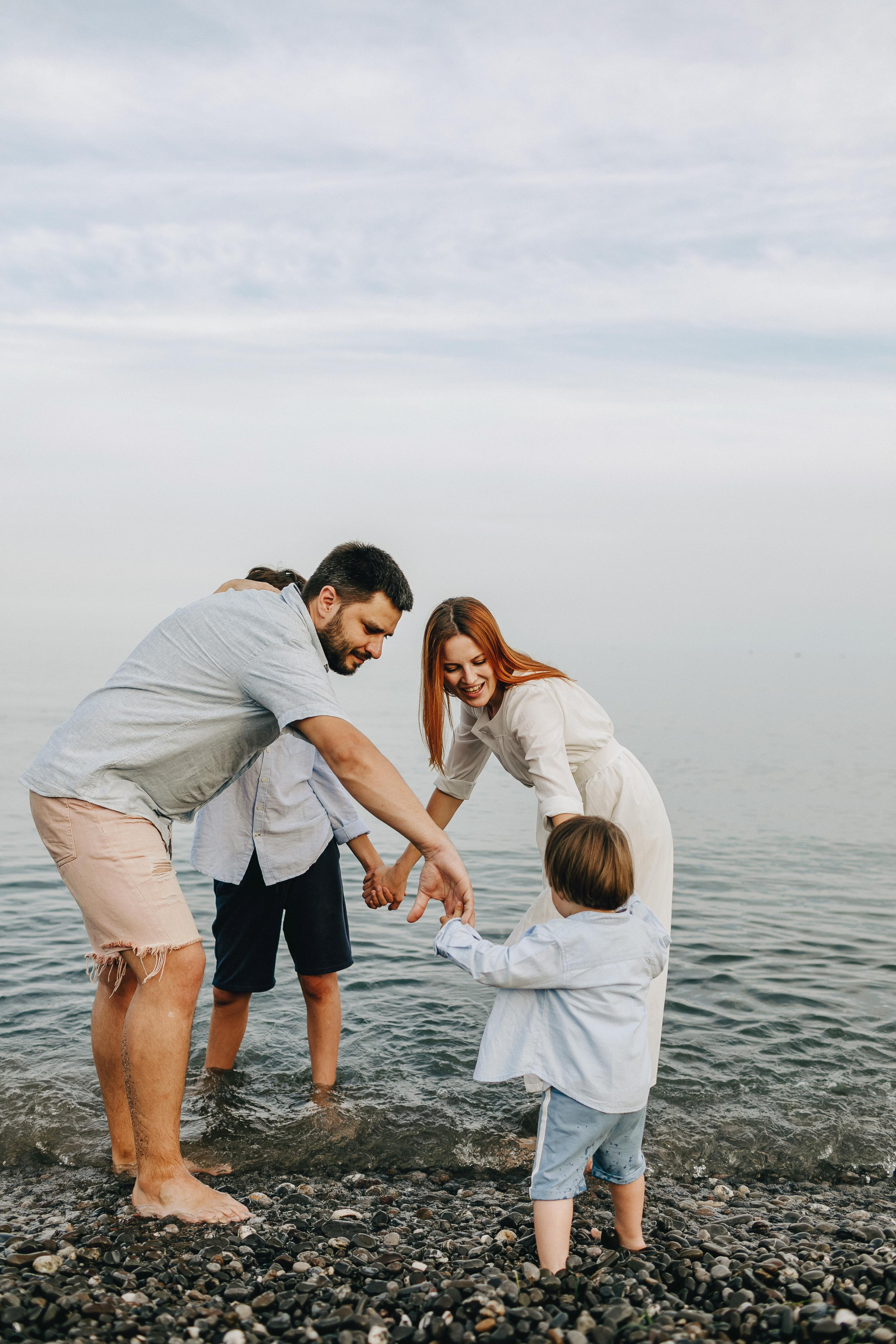 Крым, прогулка семьи у моря. Крым фото, отдых Крым, Севастополь фото, Свадьба фото, Олег Горбатко