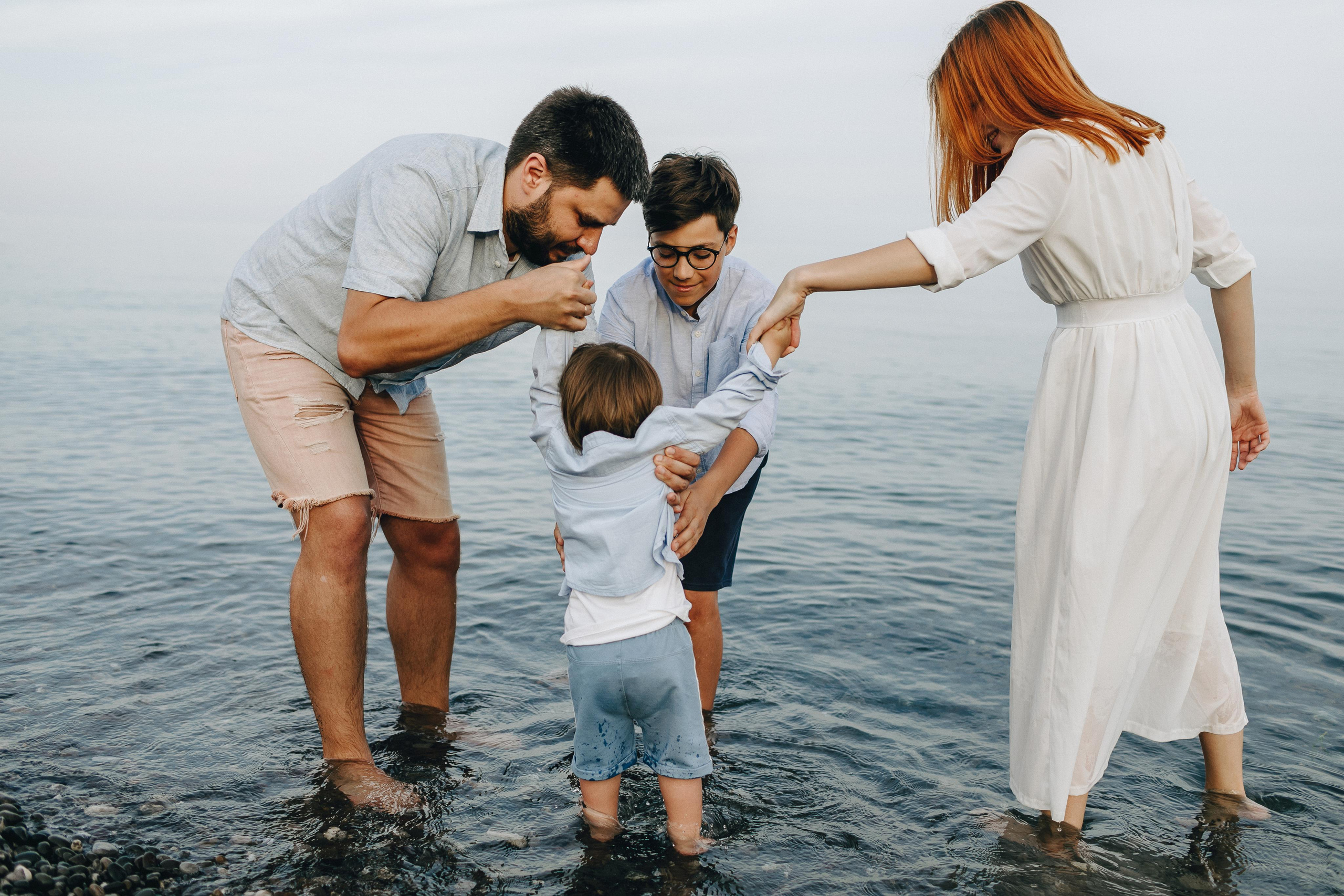 Крым, прогулка семьи у моря. Крым фото, отдых Крым, Севастополь фото, Свадьба фото, Олег Горбатко