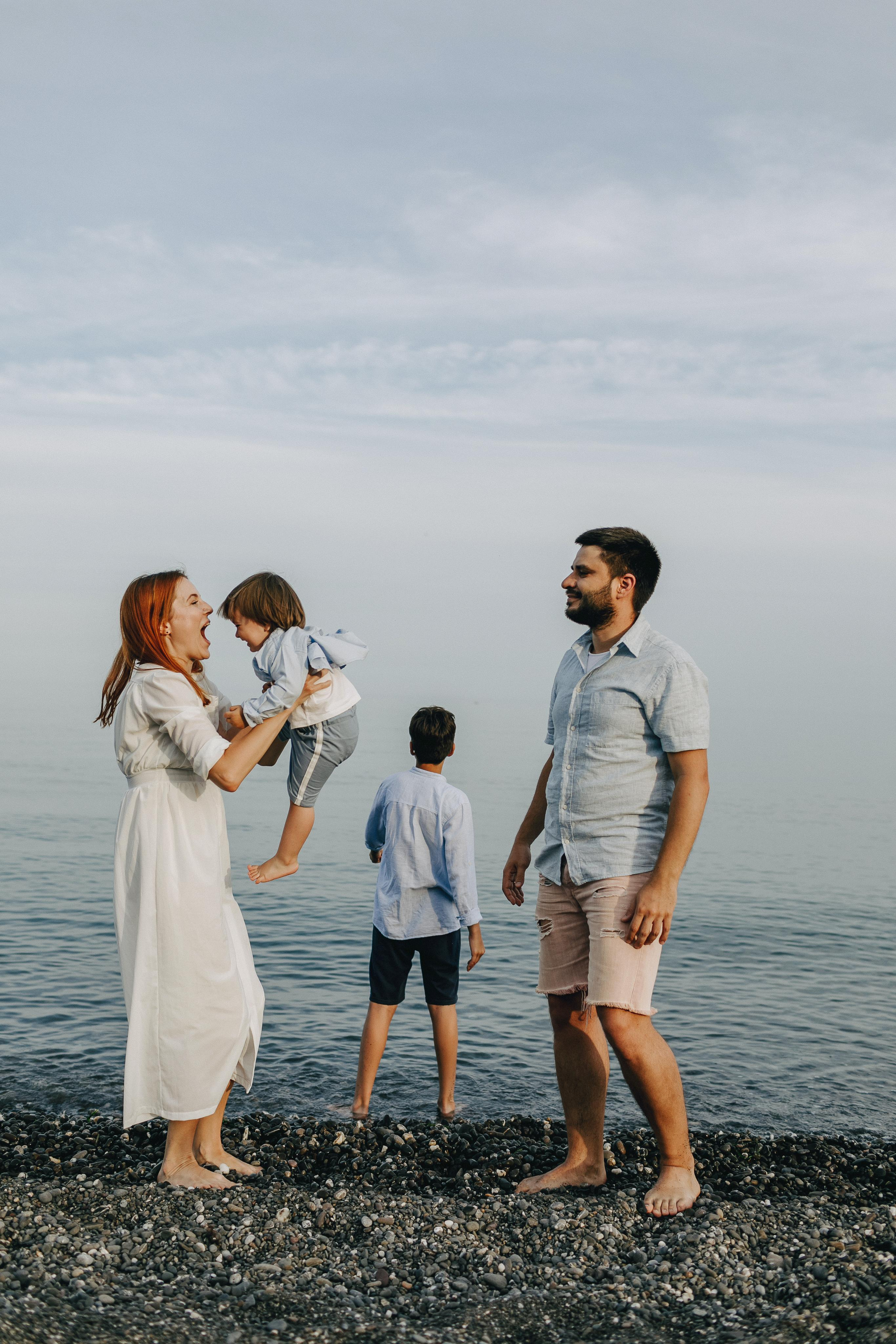 Крым, прогулка семьи у моря. Крым фото, отдых Крым, Севастополь фото, Свадьба фото, Олег Горбатко