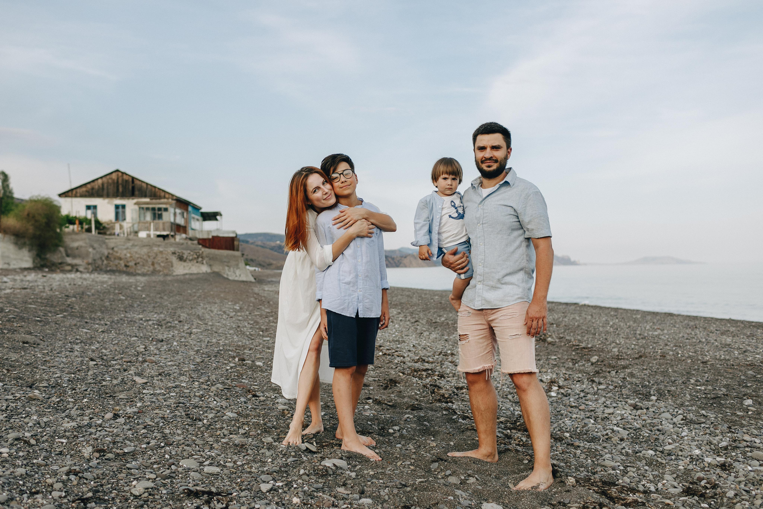 Семья весело проводит время вместе на отдыхе у моря, Севастополь.