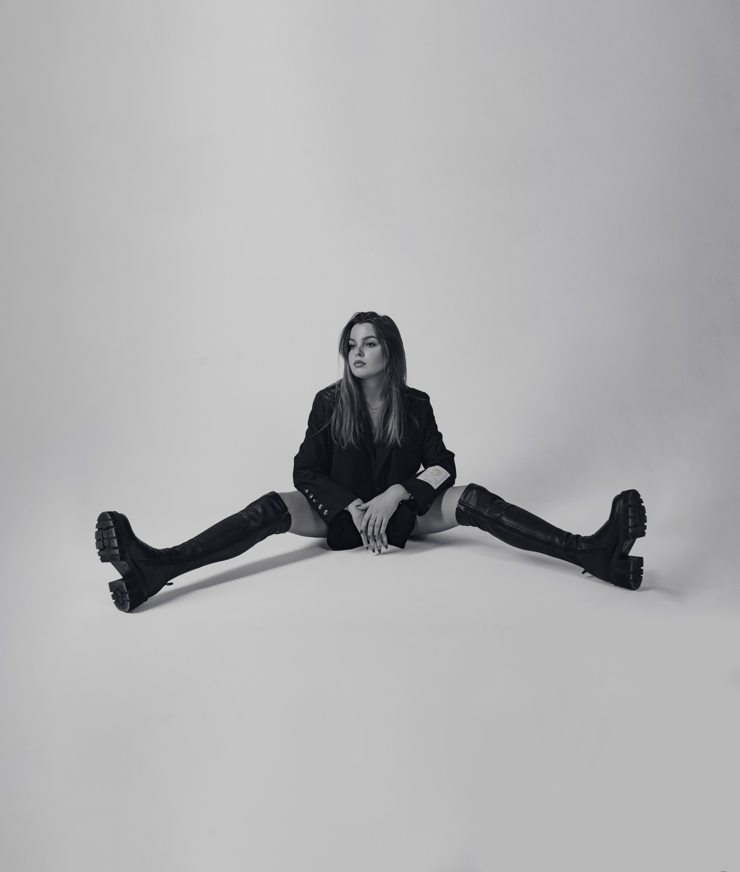 Черно-белая фотосессия в студии в темном ключе. Фотограф Наталья Воронина Москва