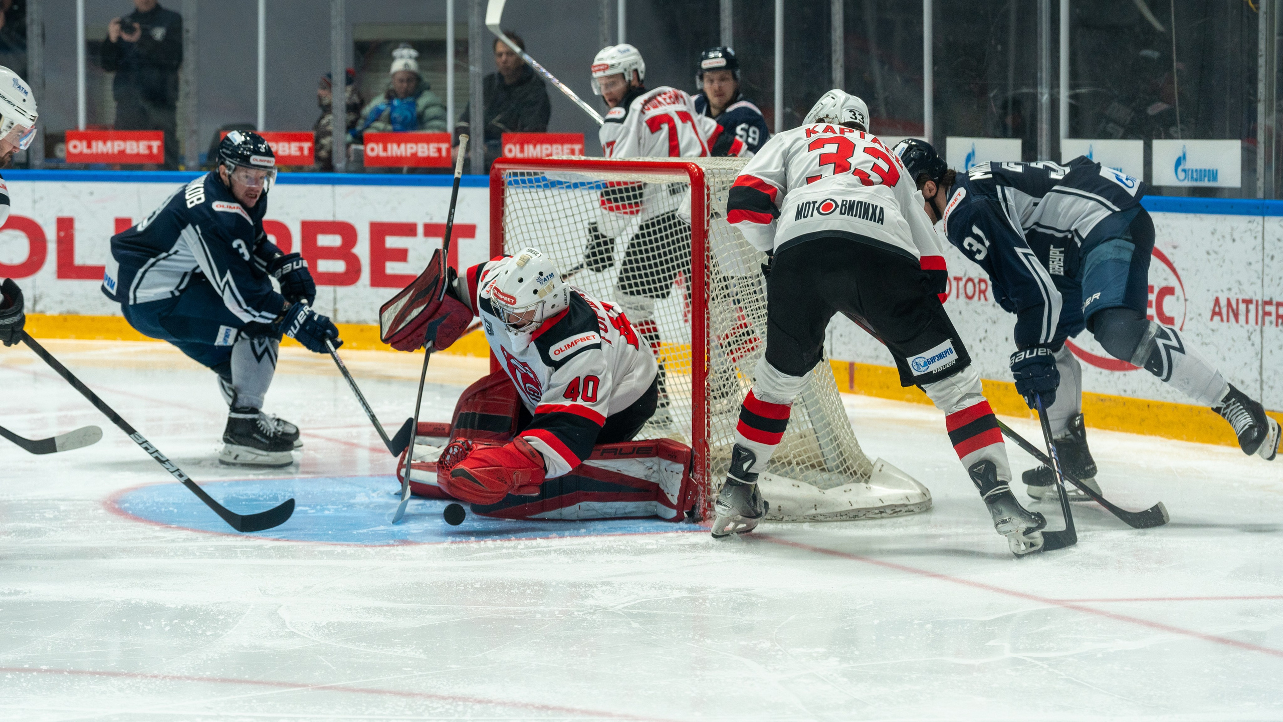 Острая борьба у ворот «Молота» в матче с «Динамо». Репортажная спортивная фотосъёмка, эмоции и динамика, Санкт-Петербург.