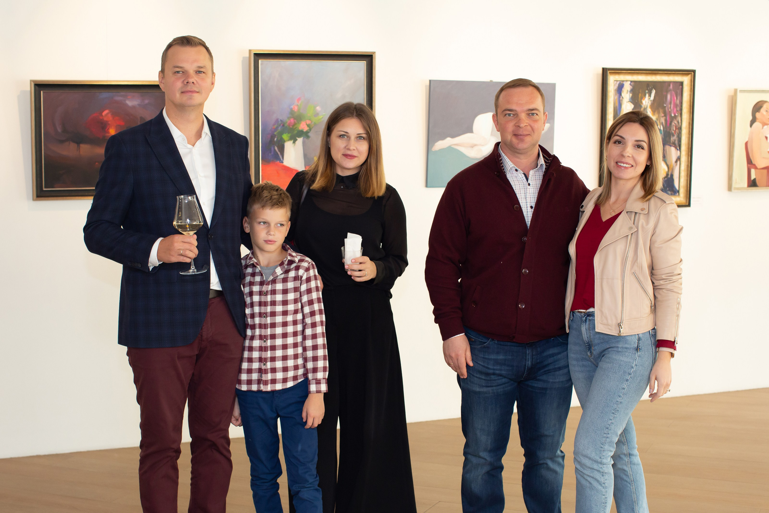 Светское мероприятие — открытие художественной выставки. Фотограф Ольга Орляцкая