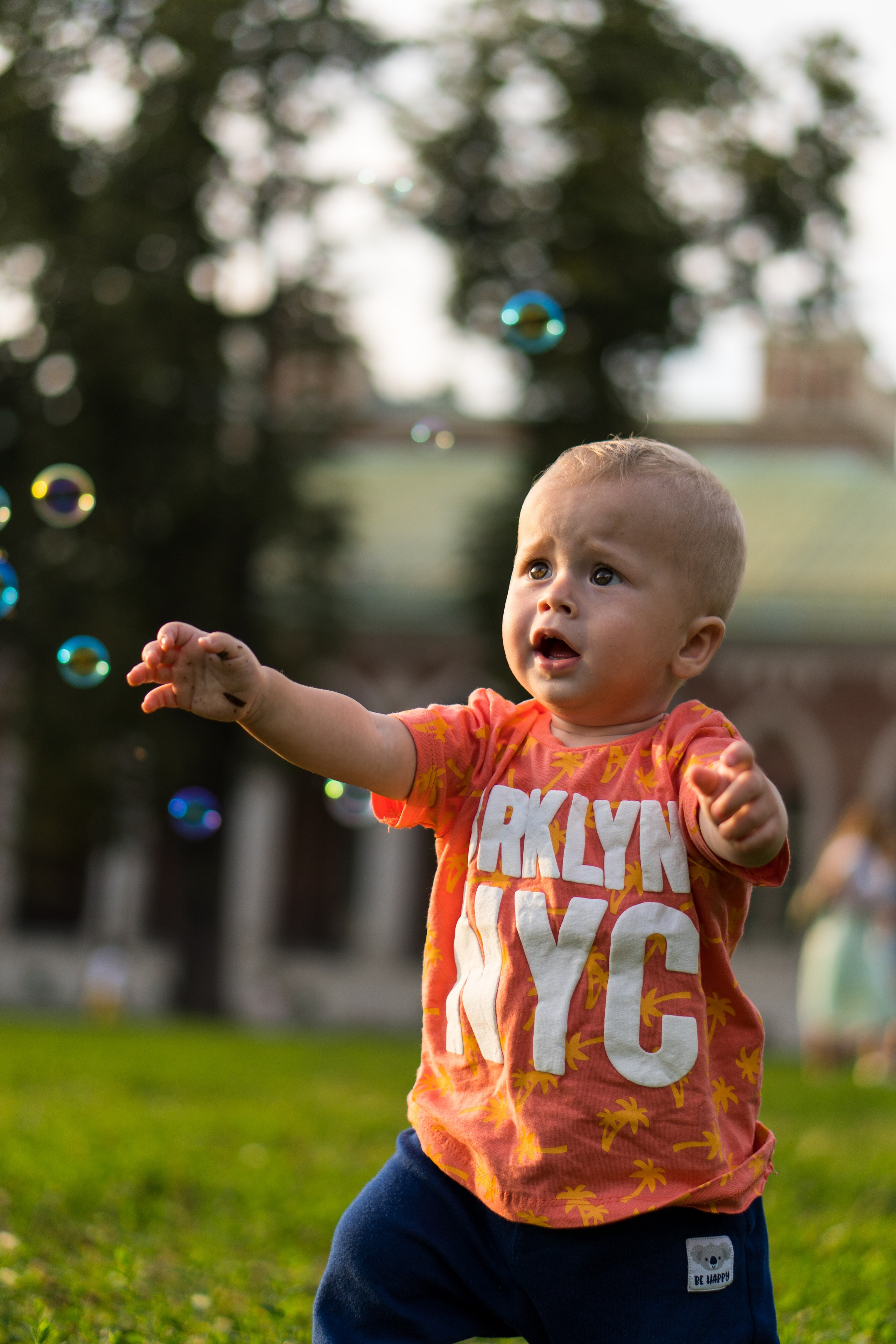 ребенок играет с мыльными пузырями в парке Царицыно