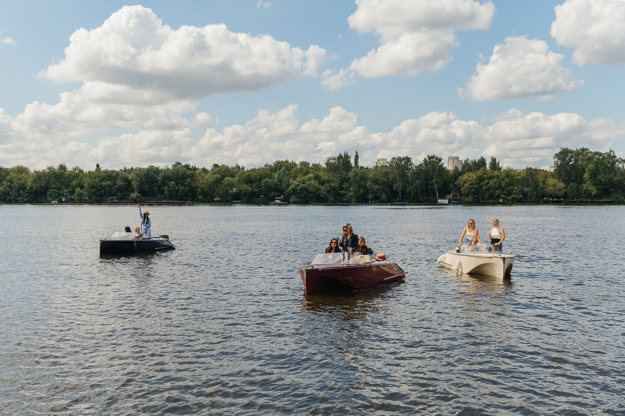 девичник на ретро катерах, ретрокатер, фотограф на девичник, прогулка на яхте, фотосессия на катере, ретро-катер, катер в москве