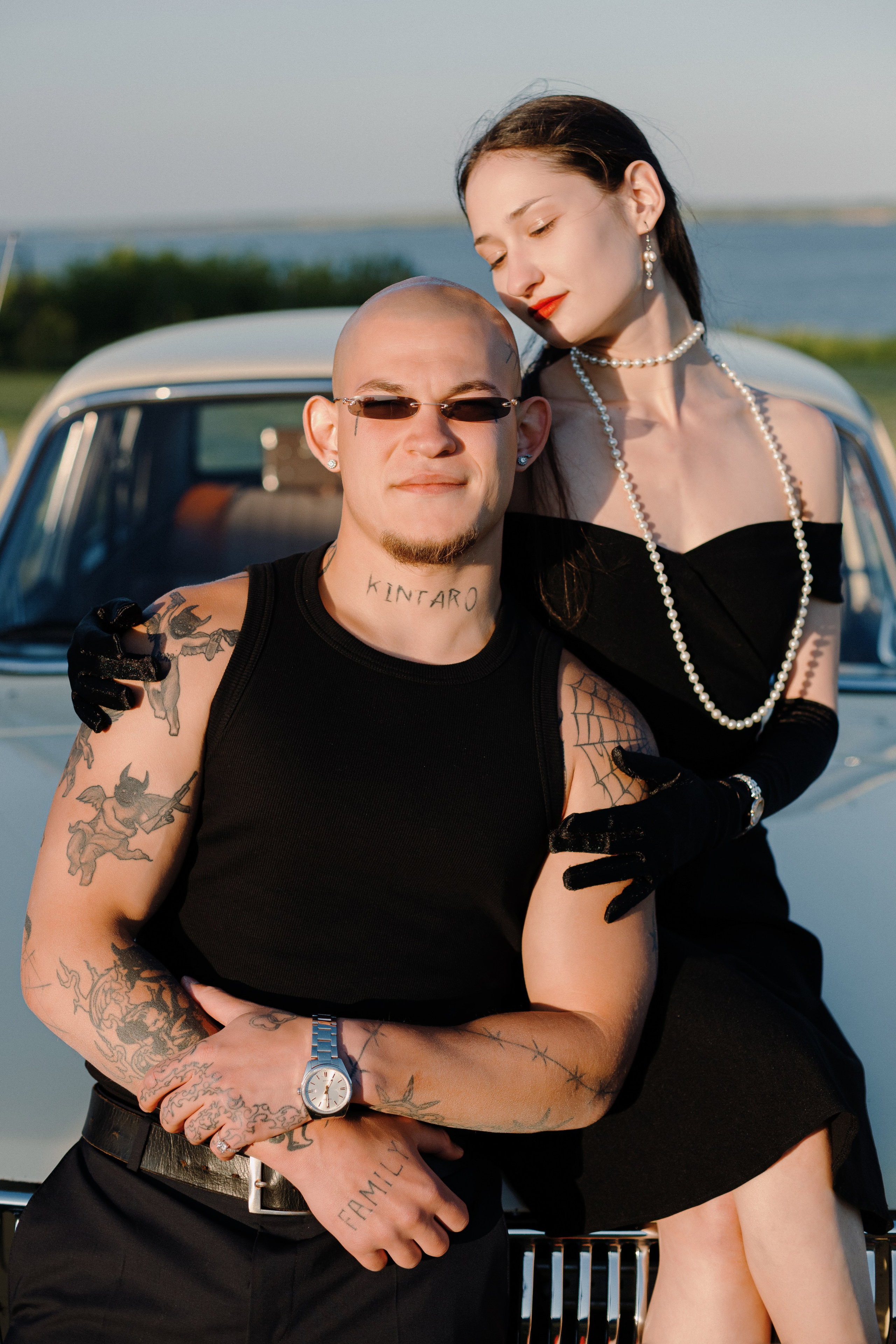 Гости на свадьбе в стиле ретро у винтажного автомобиля, стильная свадебная фотосессия на природе, фотограф Таганрог