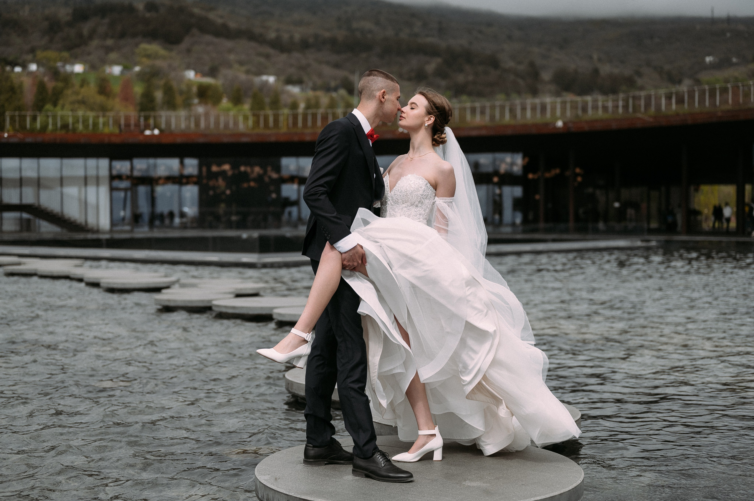 Свадебное утро и прогулка красивой яркой пары. Свадебный и семейный фотограф в Симферополе Дарья Маркова