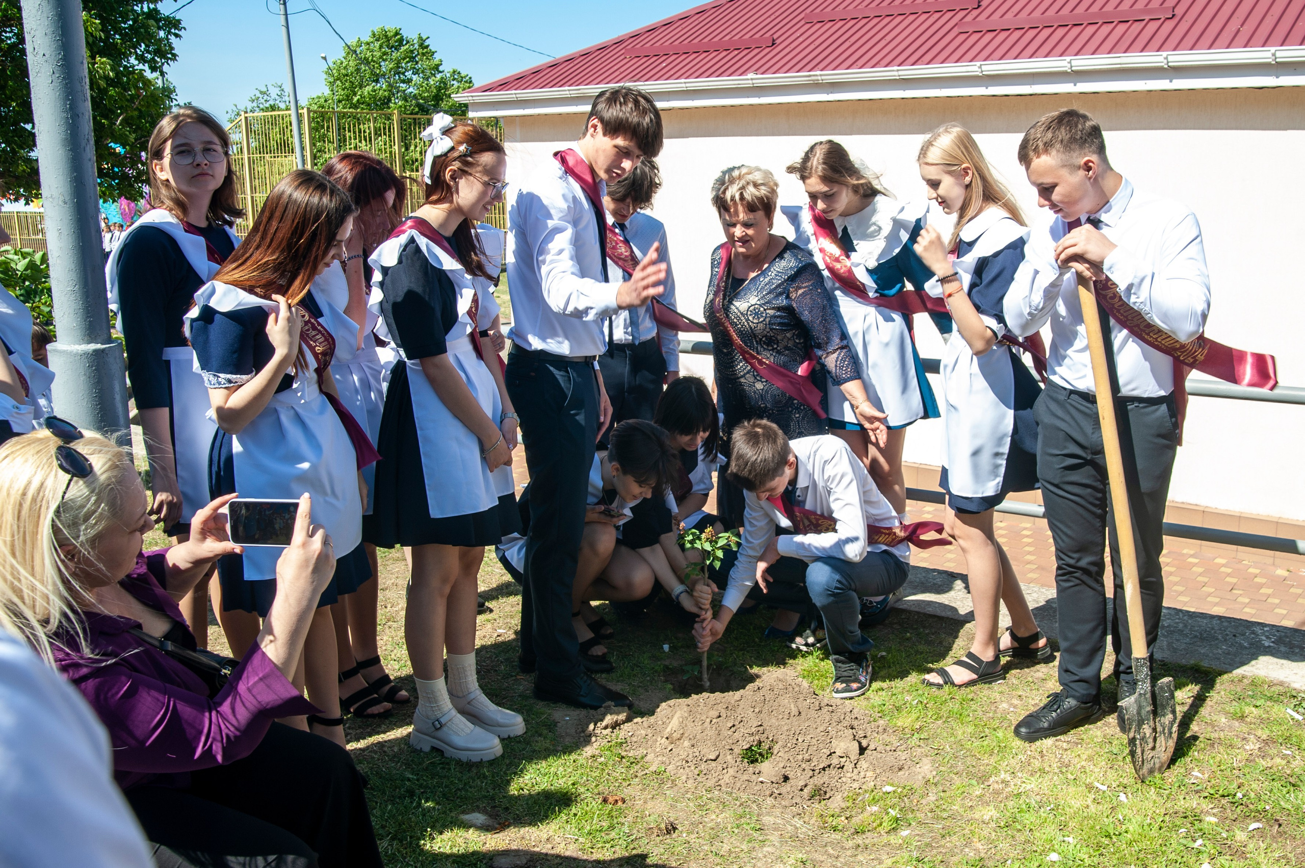 Последний Звонок МАОУ СОШ № 17 им. Эдуарда Есаяна — Архипо-Осиповка. Свадебный и семейный фотограф Денис Лукьянов в Краснодаре, Краснодарском крае и Республике Крым