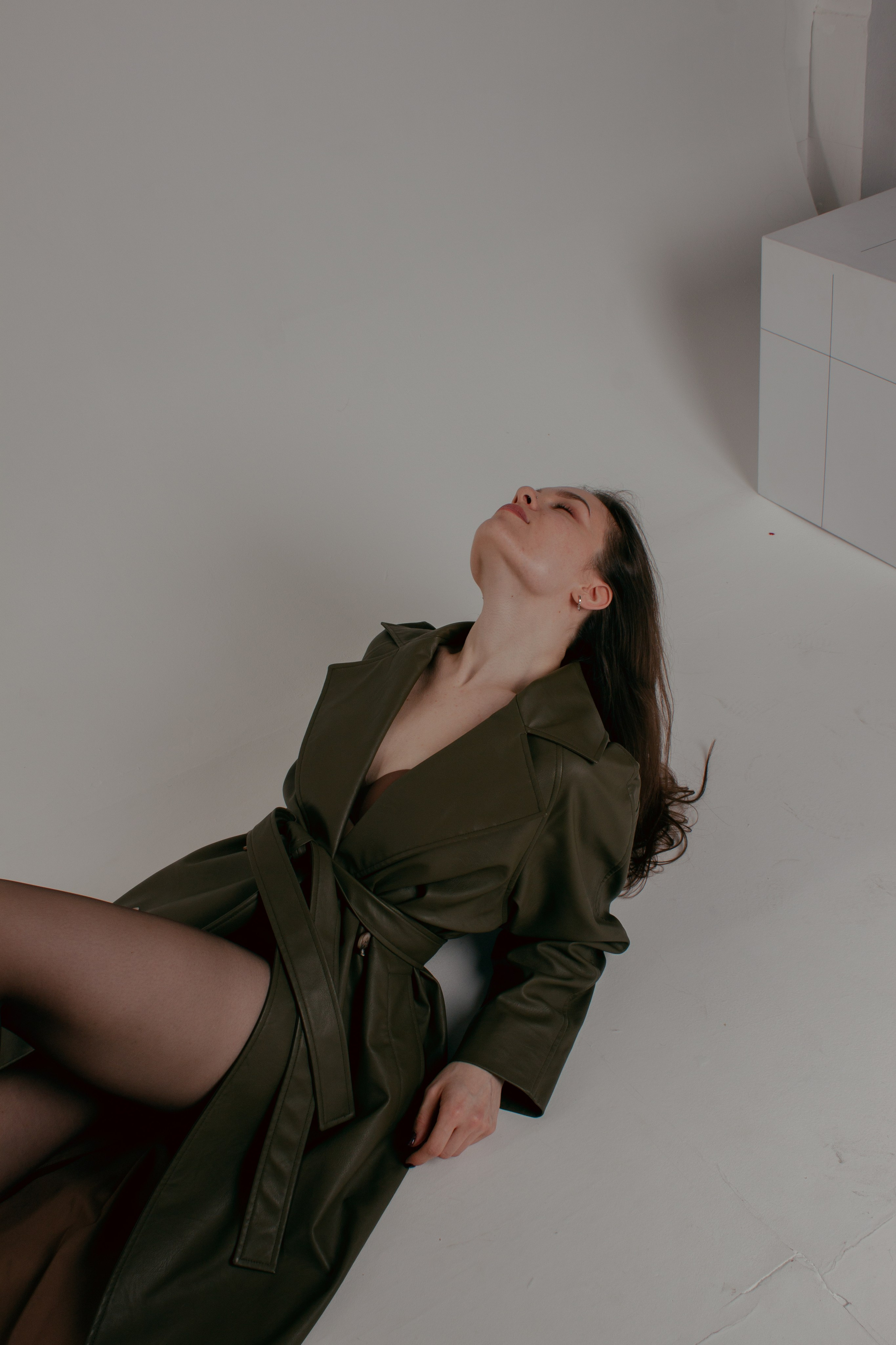 Стильная томная фотосессия в студии в зеленых цветах в тренче. Фотограф Наталья Воронина Москва