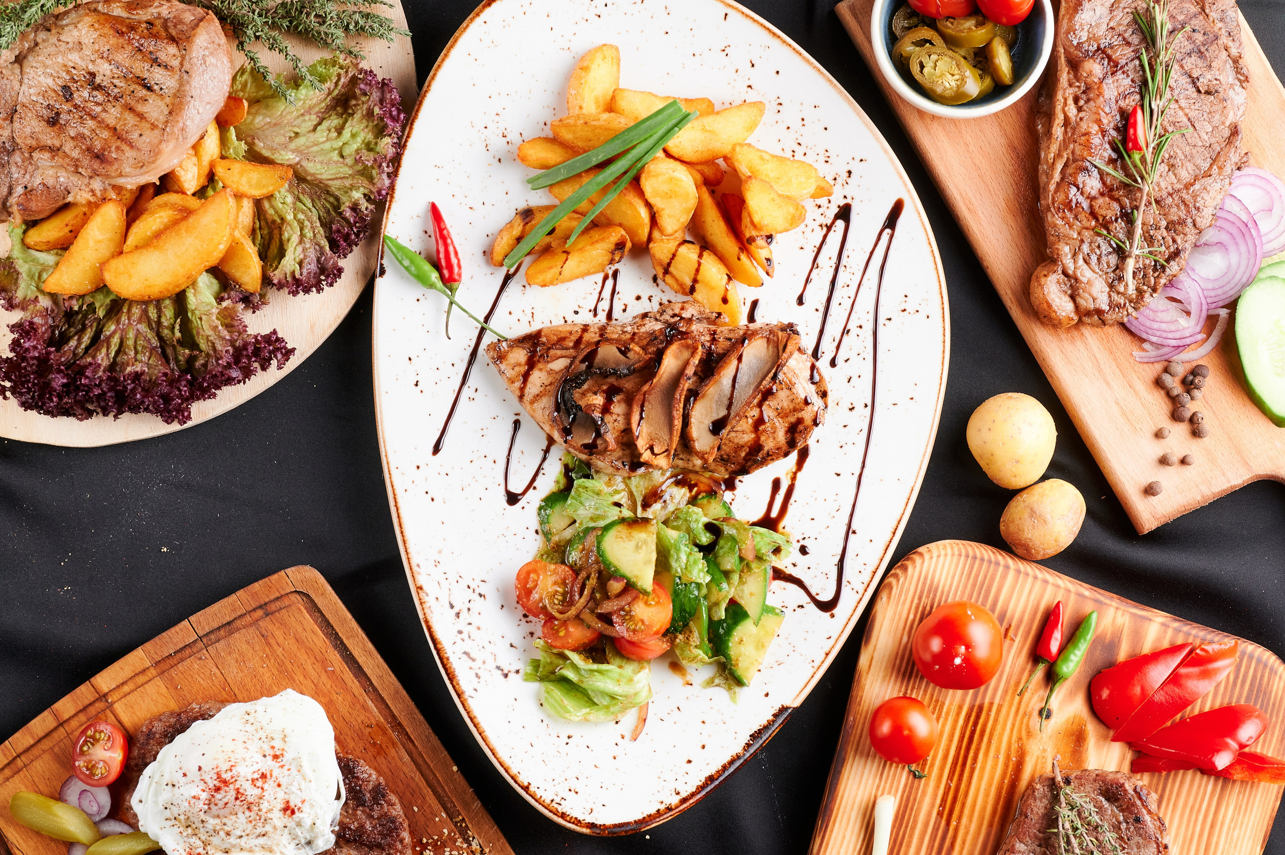 вежие овощи для салата: помидоры, базилик и оливковое масло в деревянной миске.