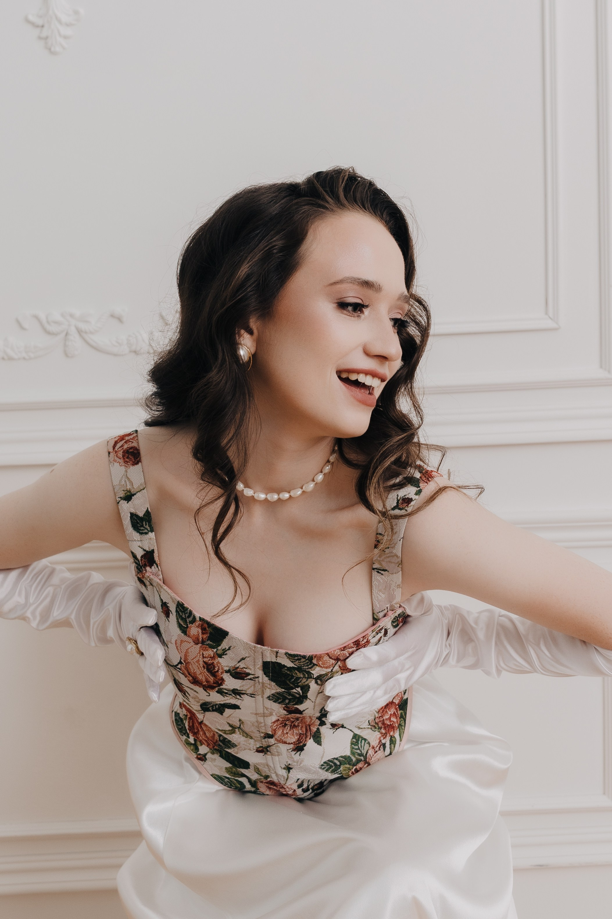 Фотограф Александра Овечкина Пенза: эмоциональный портрет девушки в жемчужном ожерелье, стиль светлый винтаж.