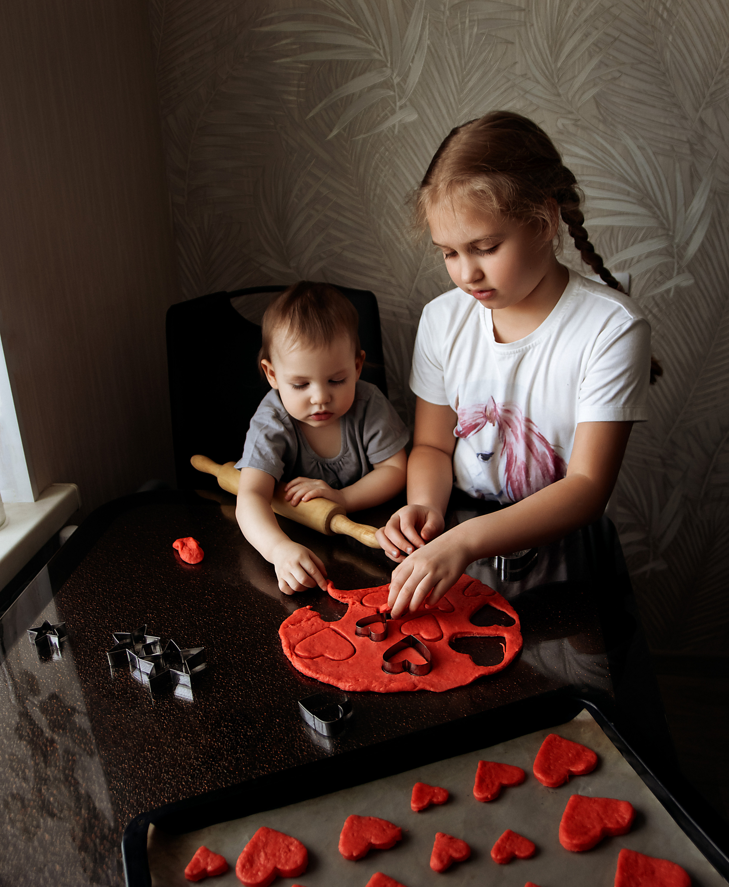 Девочки готовят печеньки. Свадебный и семейный фотограф в Томске Елена Карпенко