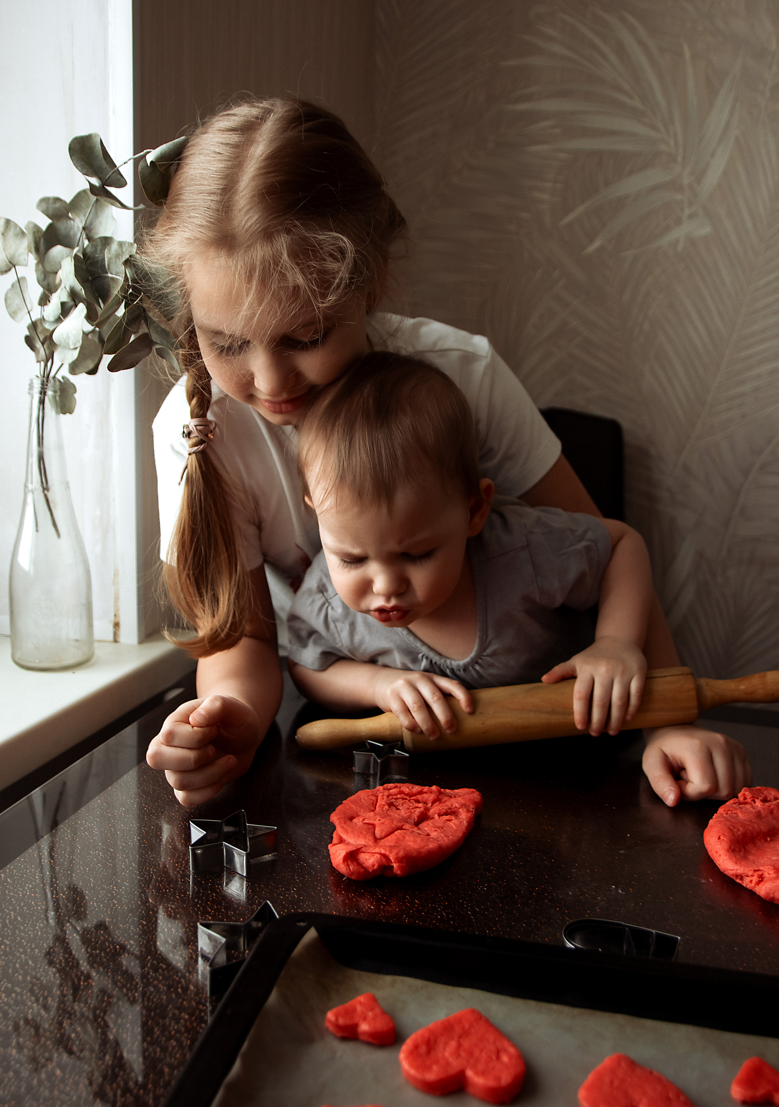 Девочки готовят печеньки. Свадебный и семейный фотограф в Томске Елена Карпенко