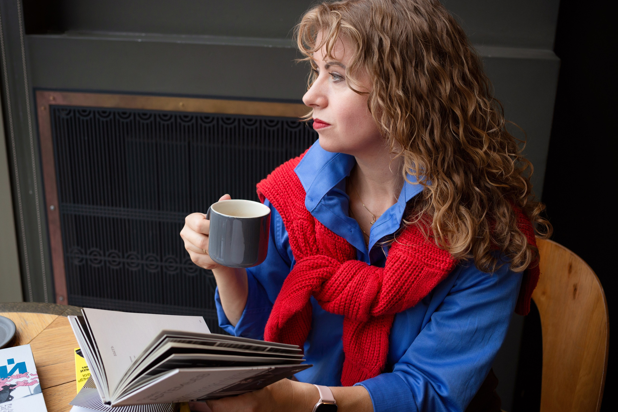 Фотосессия в СПб и книжном магазине Подписные издания. Портретные фотосессии, контент-съемки, репортаж