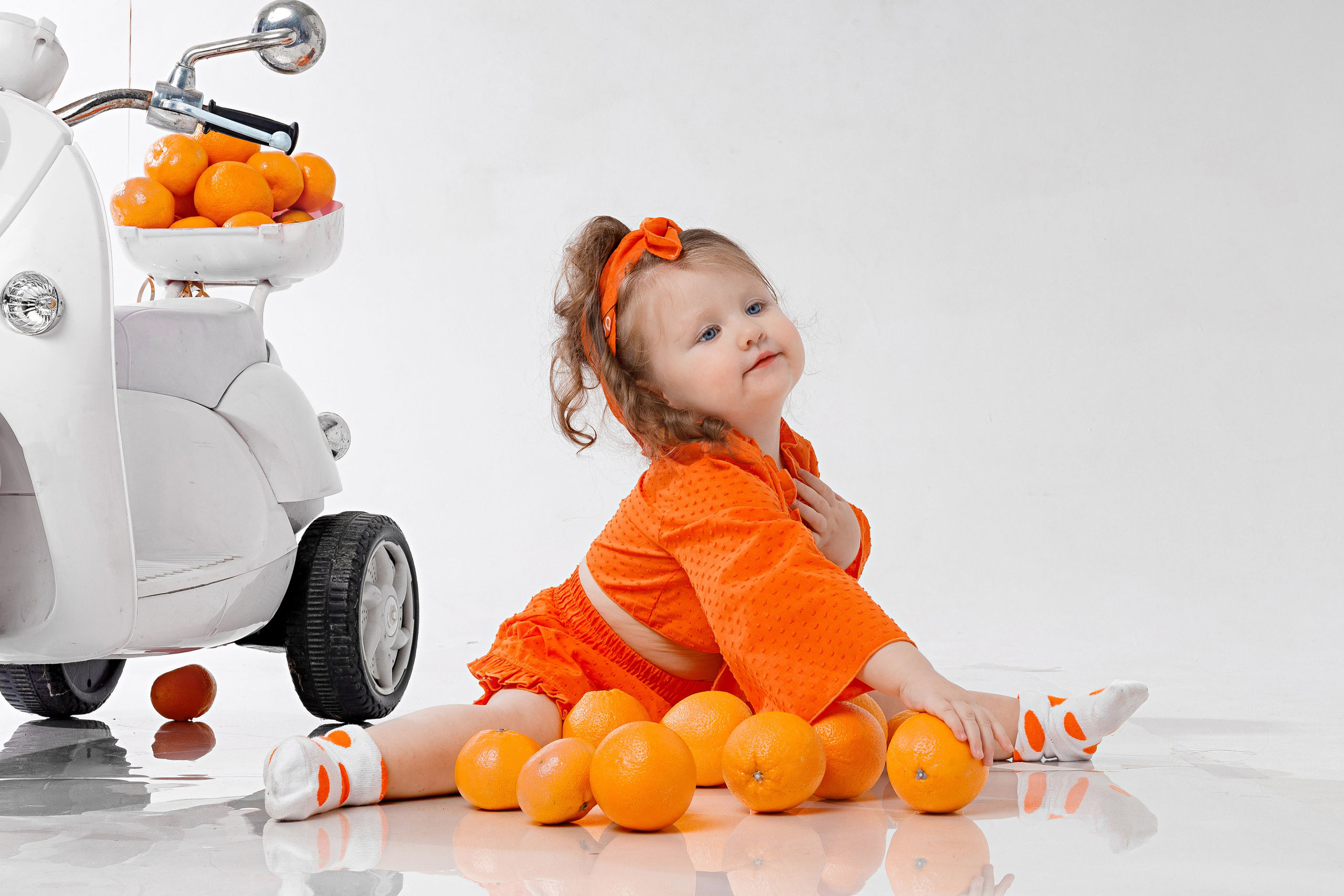 Детская фотосессия с мандаринами в студии в Сочи. Детский студийный фотограф Сочи