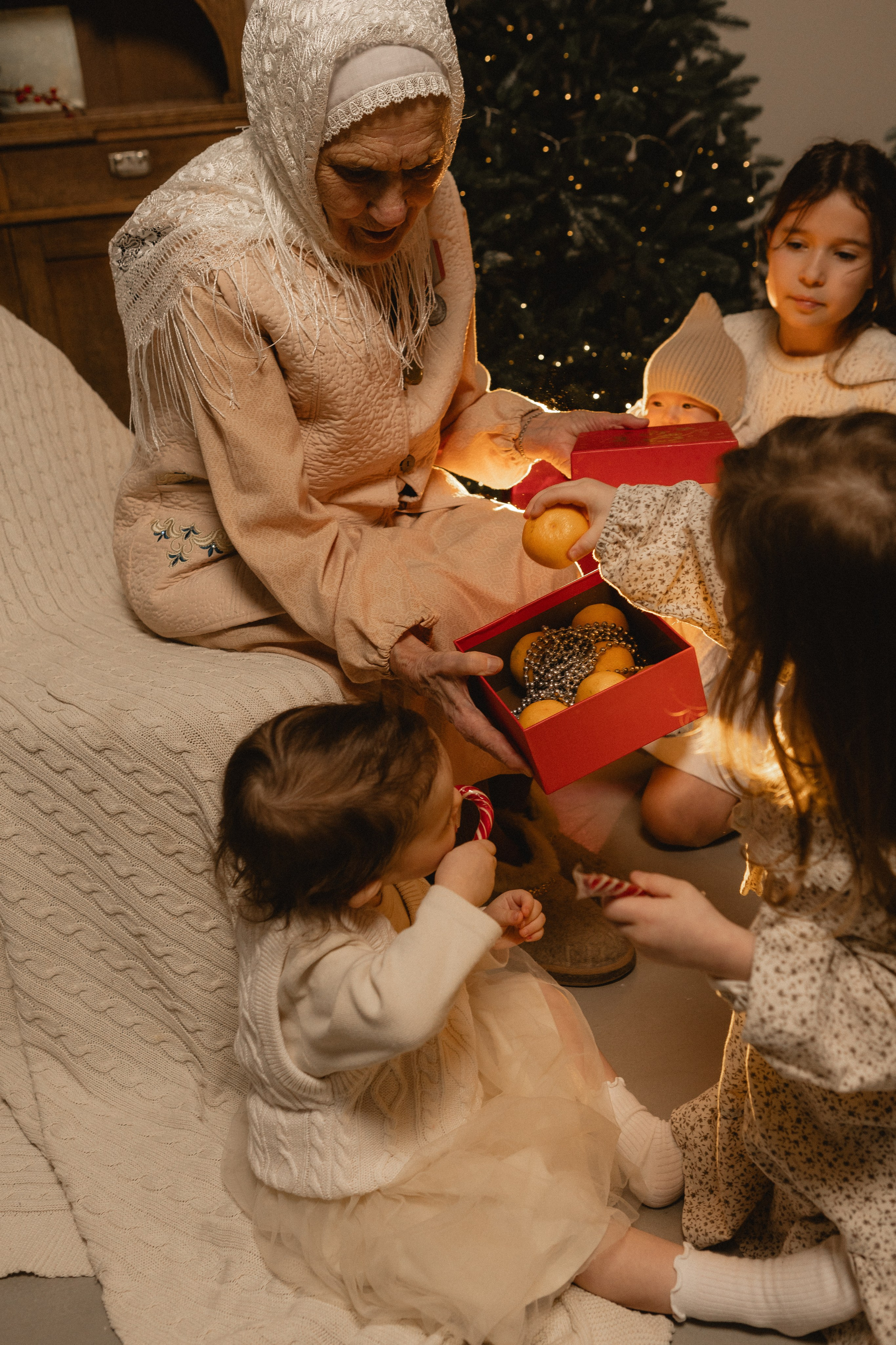 Бабушка с правнуками. Фотограф в Казани.Снимаю индивидуальные портреты, love story и свадьбы