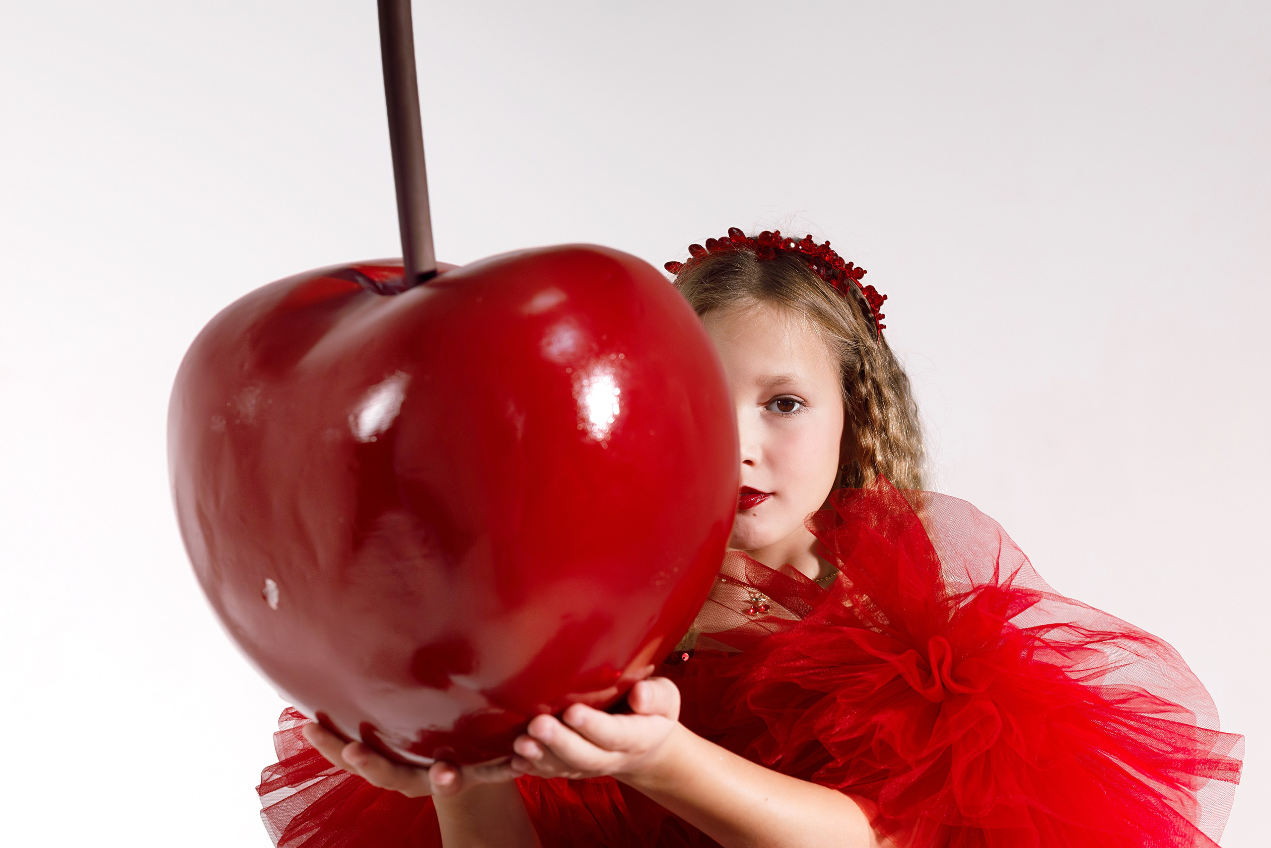 Девочка с вишней крупный план