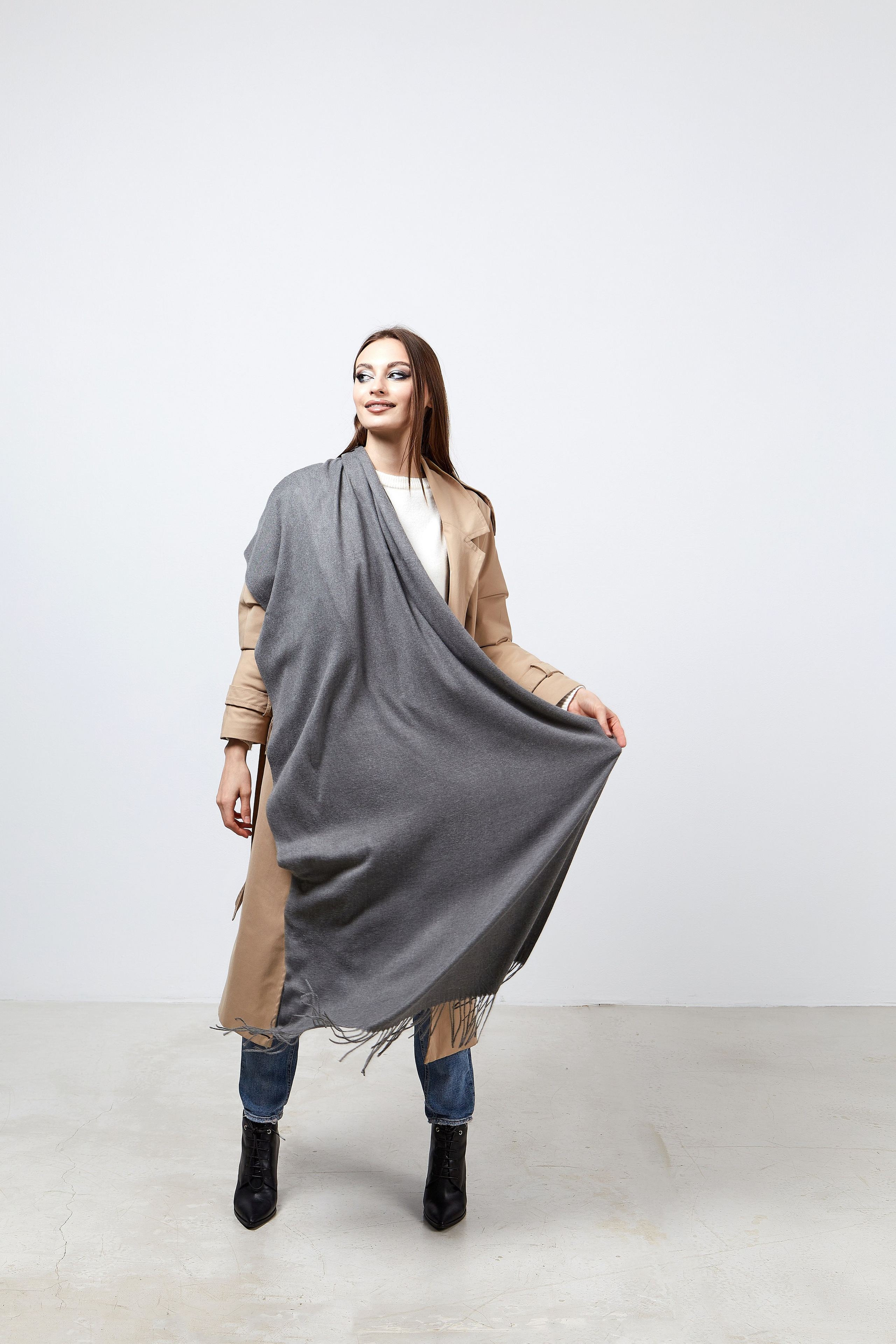 Фотосессия женских шарфы. Фотограф Руслан Потапов в Краснодаре