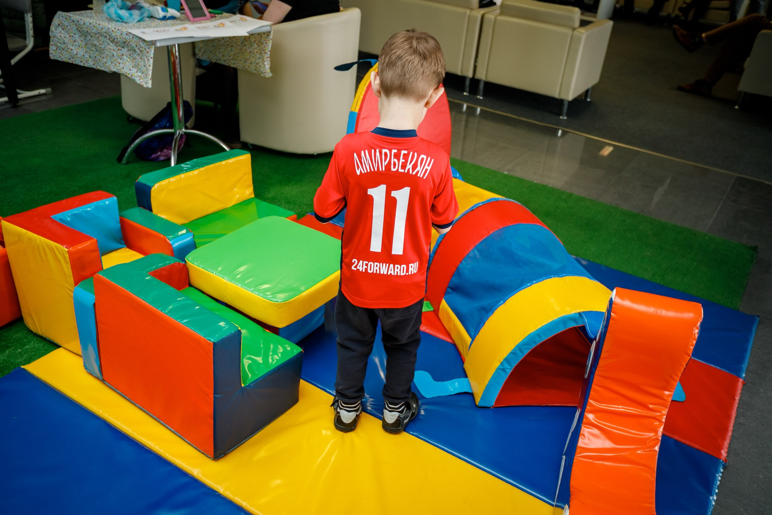 Розыгрыш билетов на ЧМ по футболу FIFA @ Киа Центр. Репортажный фотограф Максим Полянский. Москва, Санкт-Петербург, Красноярск