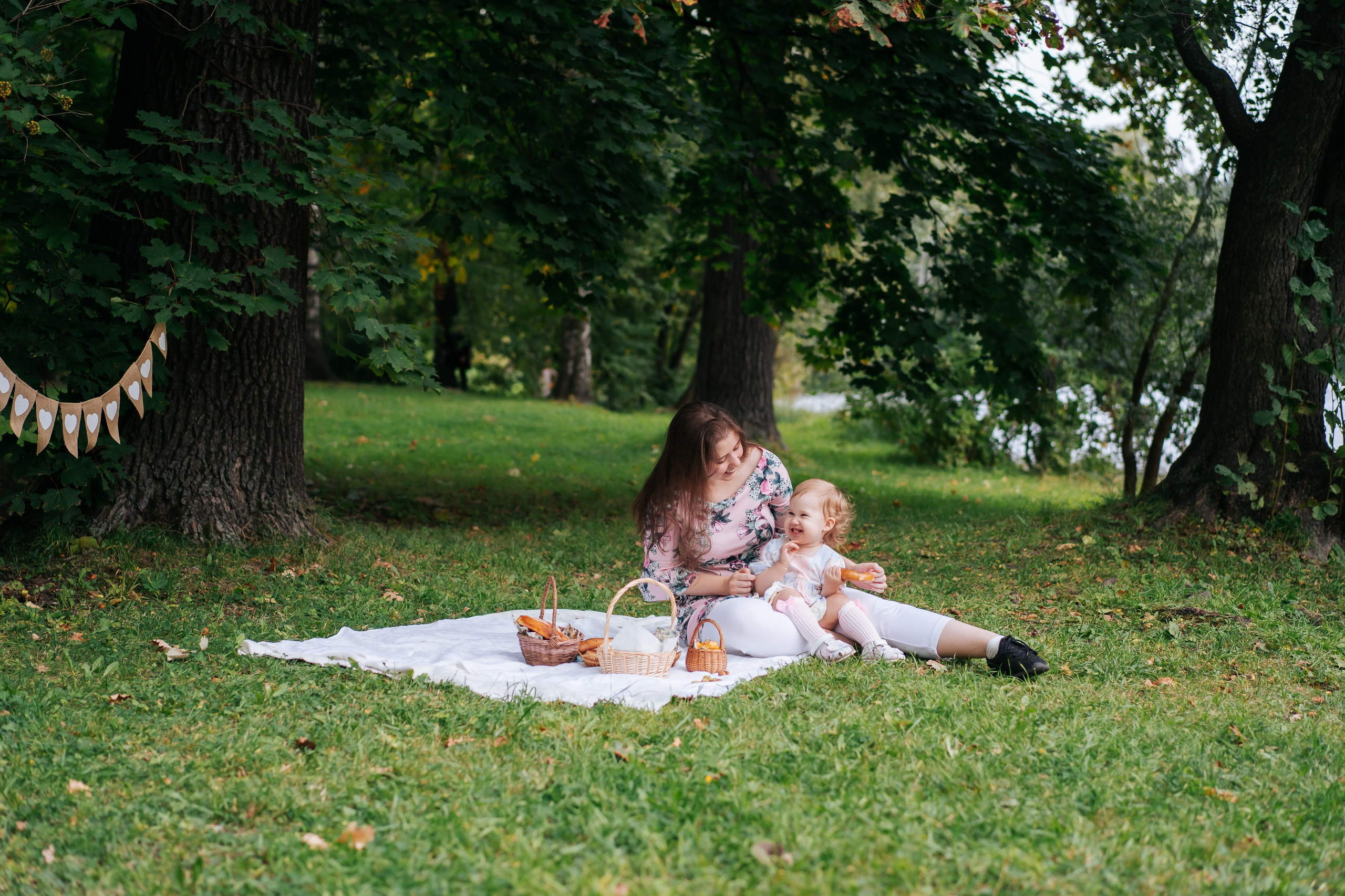 Евангелина с мамой в парке. Детская, семейная фотостудия в Санкт-Петербурге