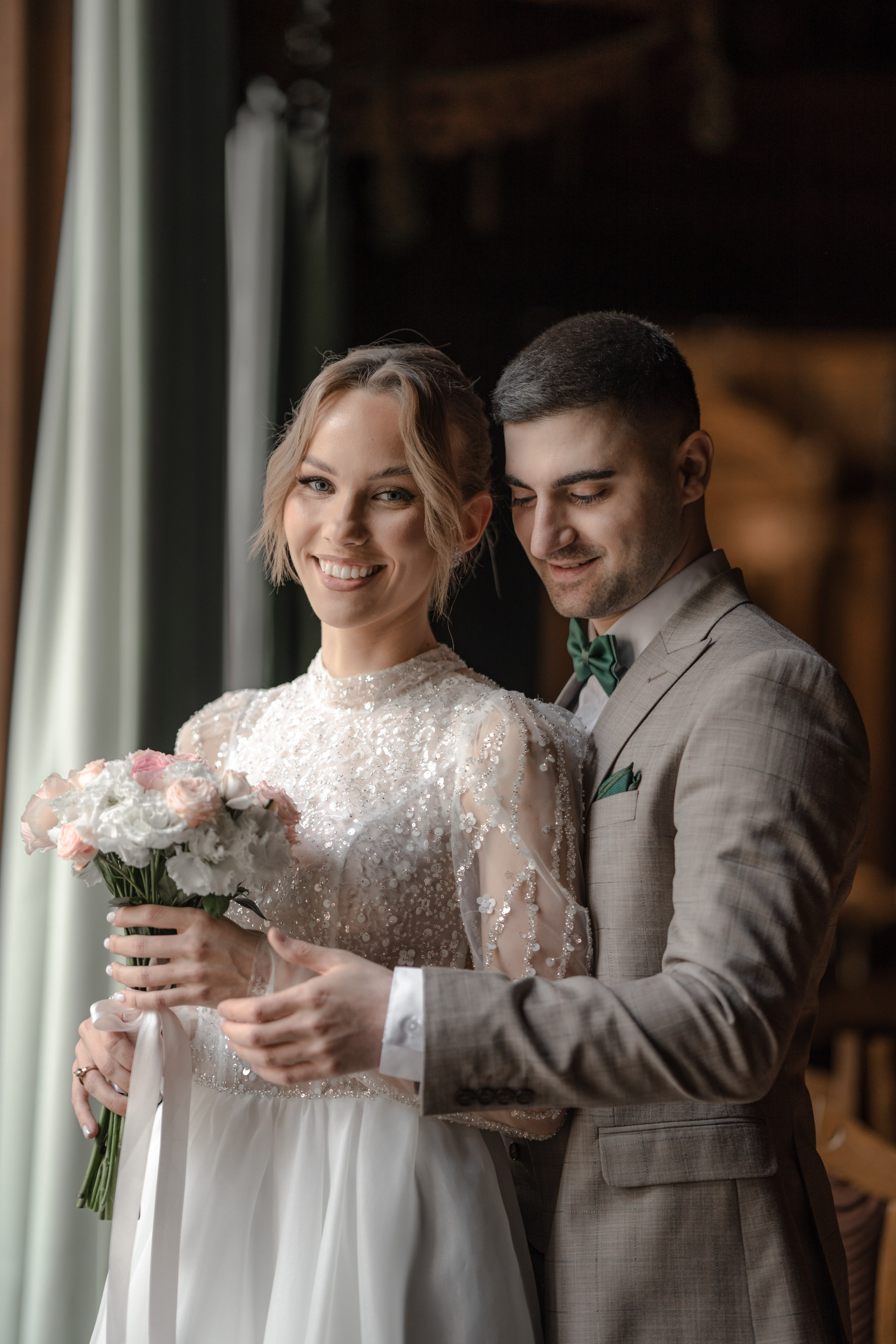 Жених и невеста в Доме ученых в Санкт-Петербурге. Свадебный фотограф Александр Невский в Санкт-Петербурге