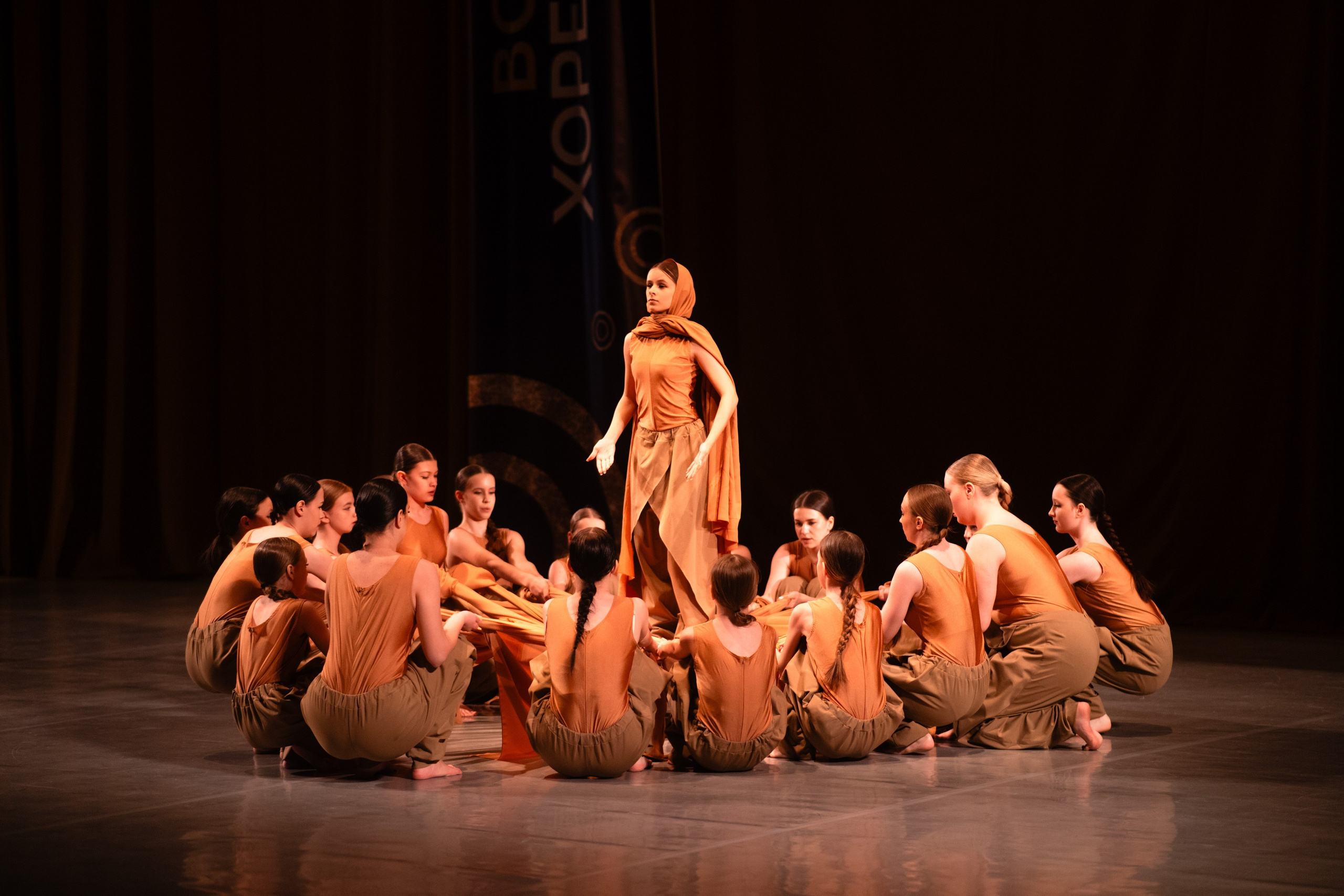 Сцена отеля «Санкт-Петербург», освещенная софитами во время детского танцевального номера.