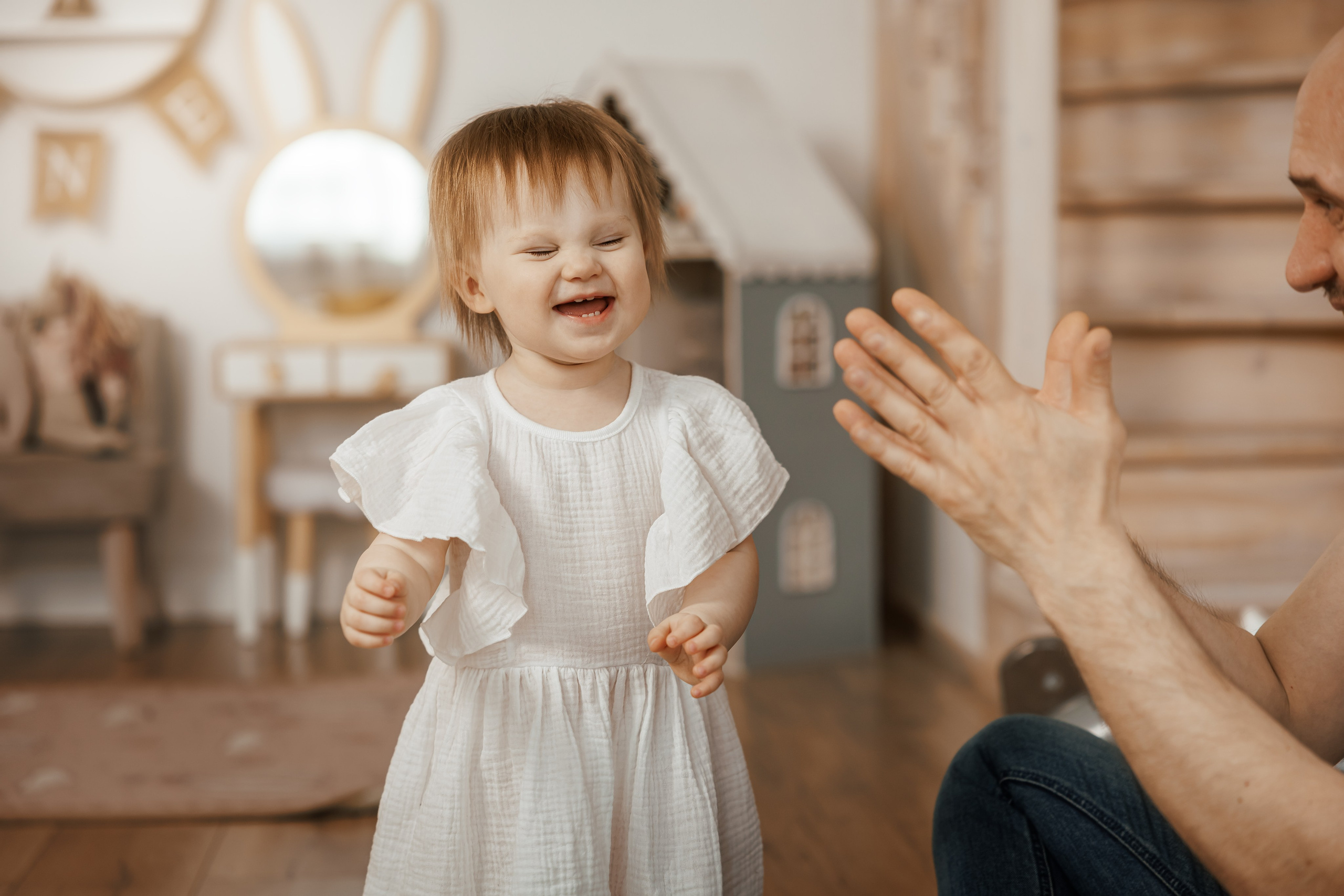 Семейная фотосессия для семьи с девочками близнецами на годик одежда в светлых тонах светлая бежевая студия в Москве теплые тона