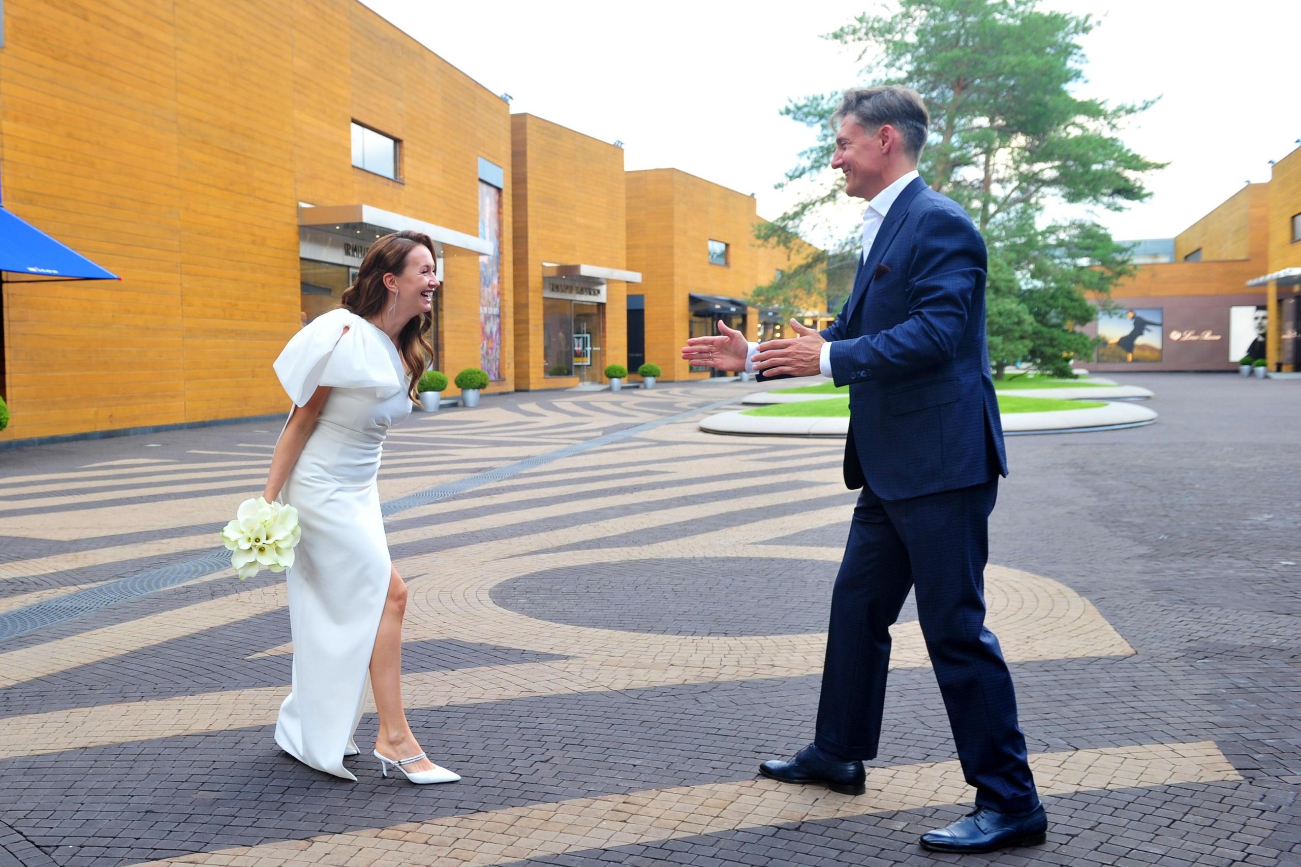 Свадьба в ЗАГСе Барвиха Luxury Village летом, жених и невеста подходят друг к другу