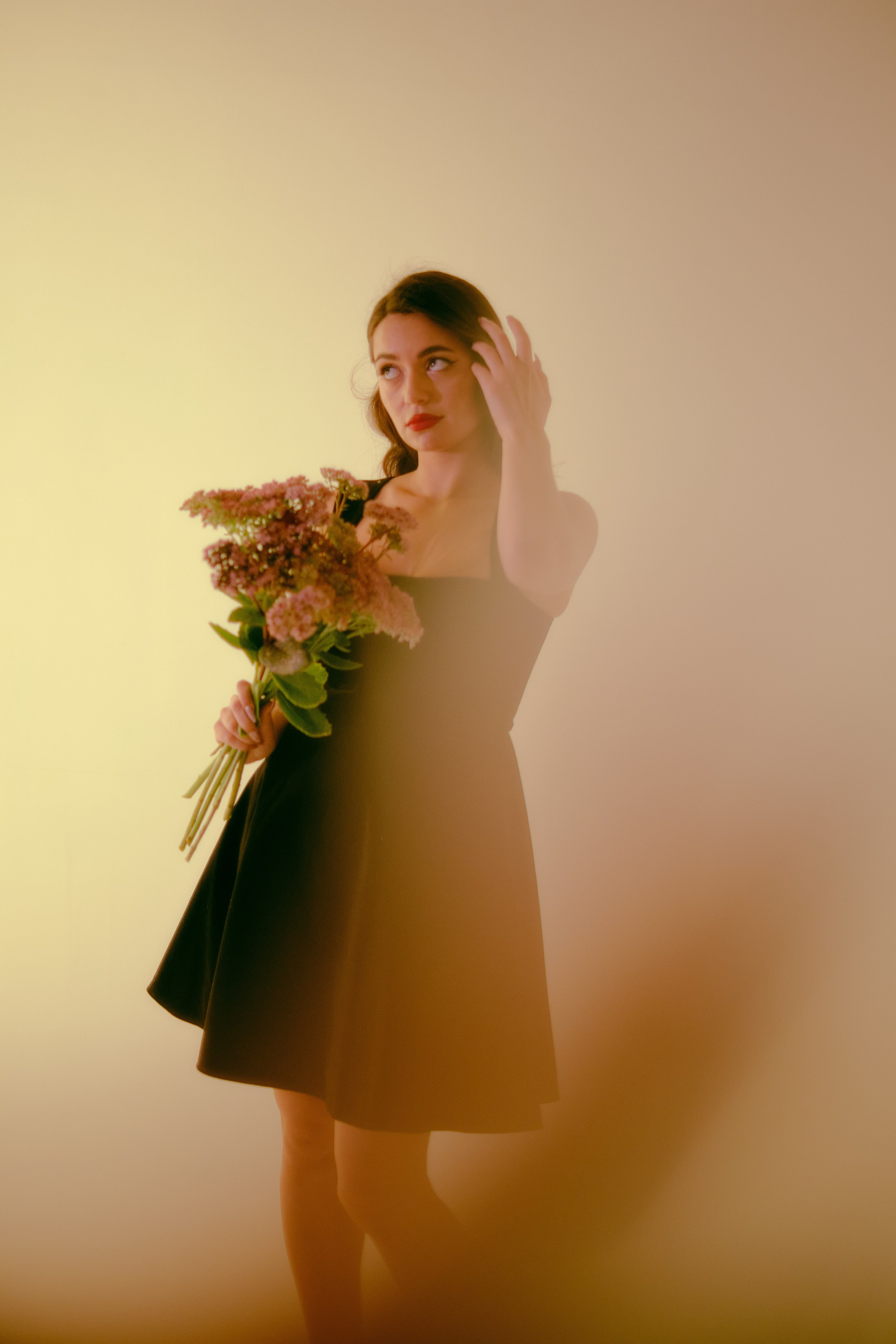 Индивидуальная фотосессия с цветами в студии. Портретный, семейный фотограф в Твери Жданова Татьяна tatzhdanov Таня