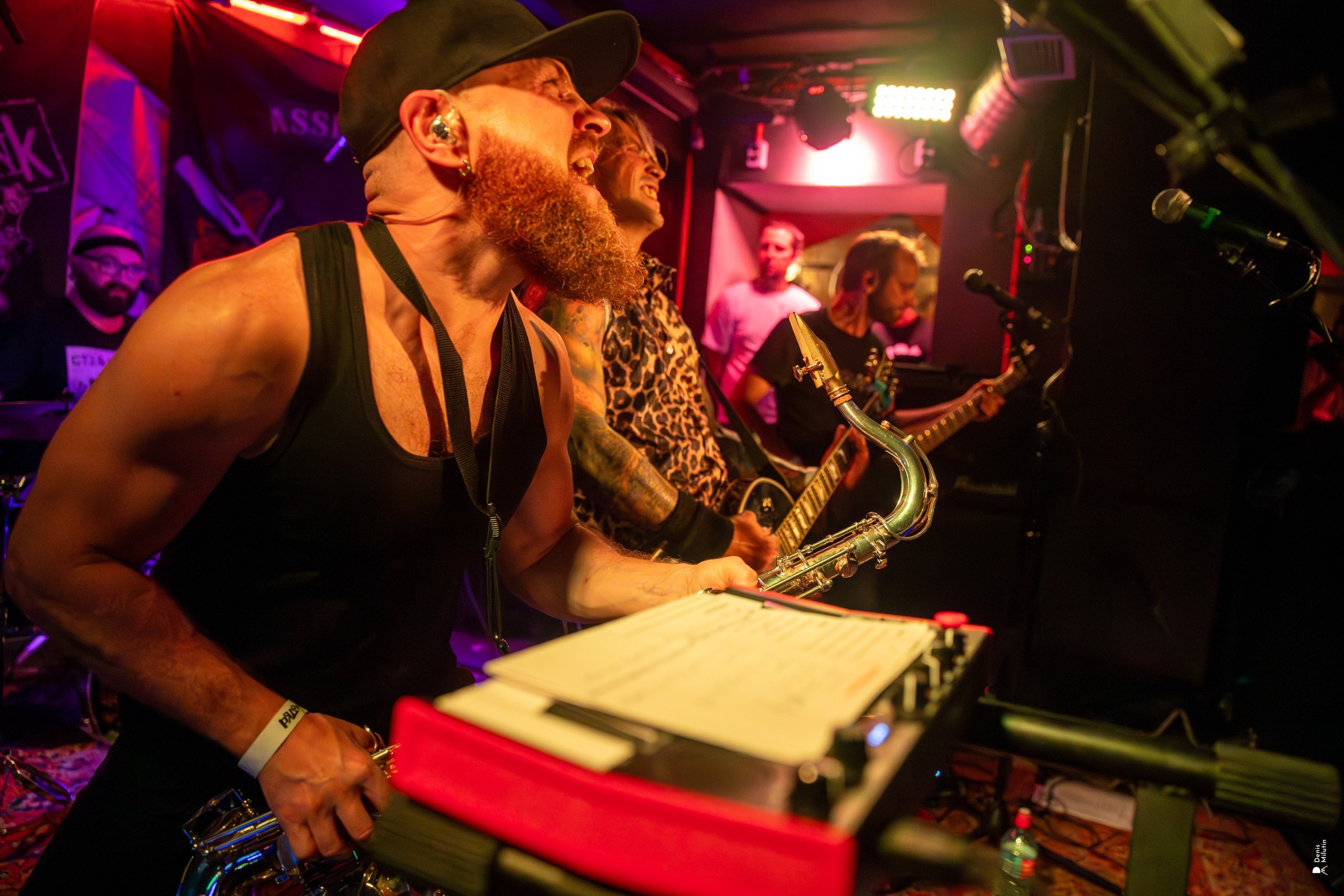 Панк рок концерт в клубе Рядом. Портретный фотограф Денис Милютин