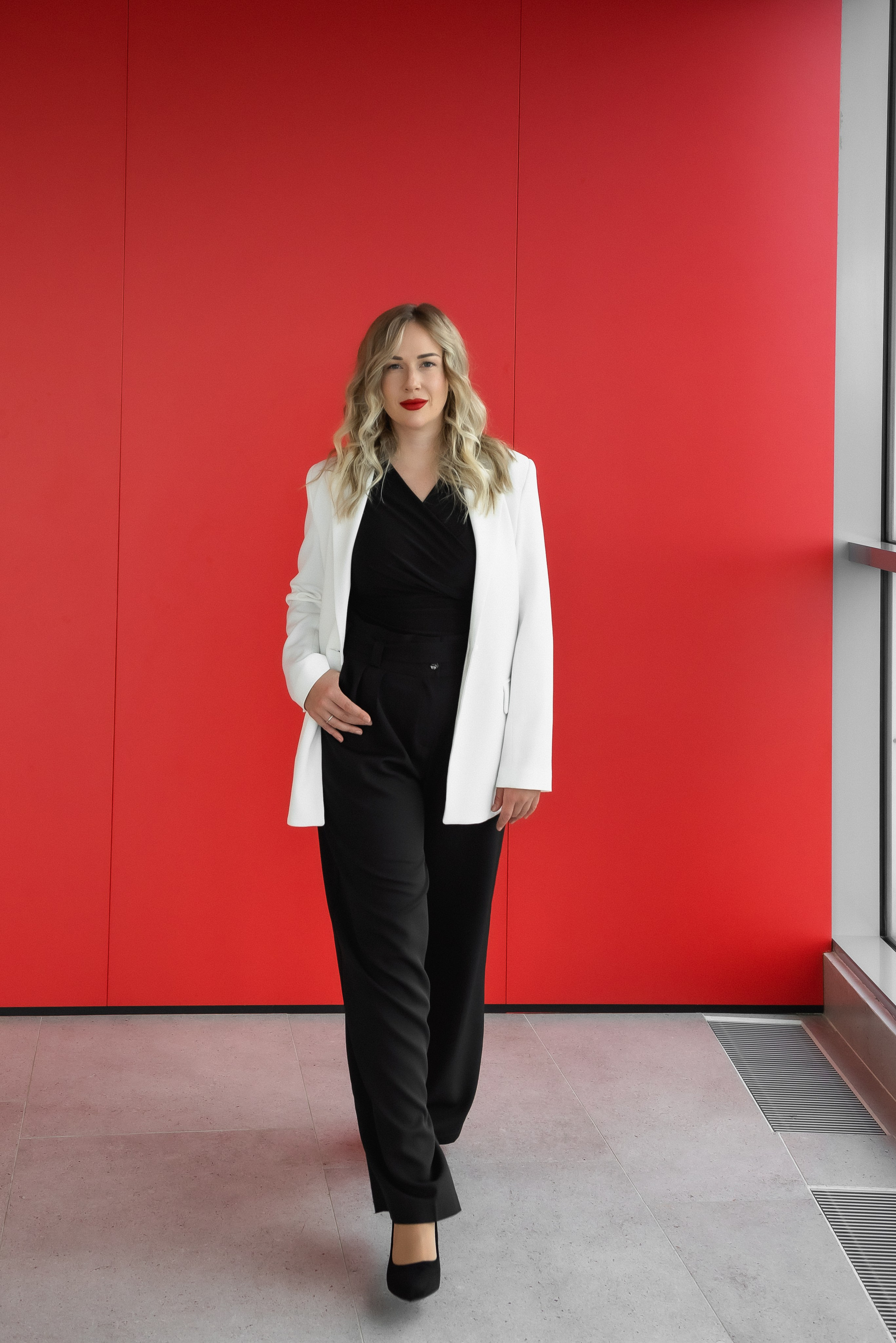 Портрет на красном фоне. КОНТЕНТ | БРЕНД фотограф Санкт-Петербург — Жанна Олтаржевская