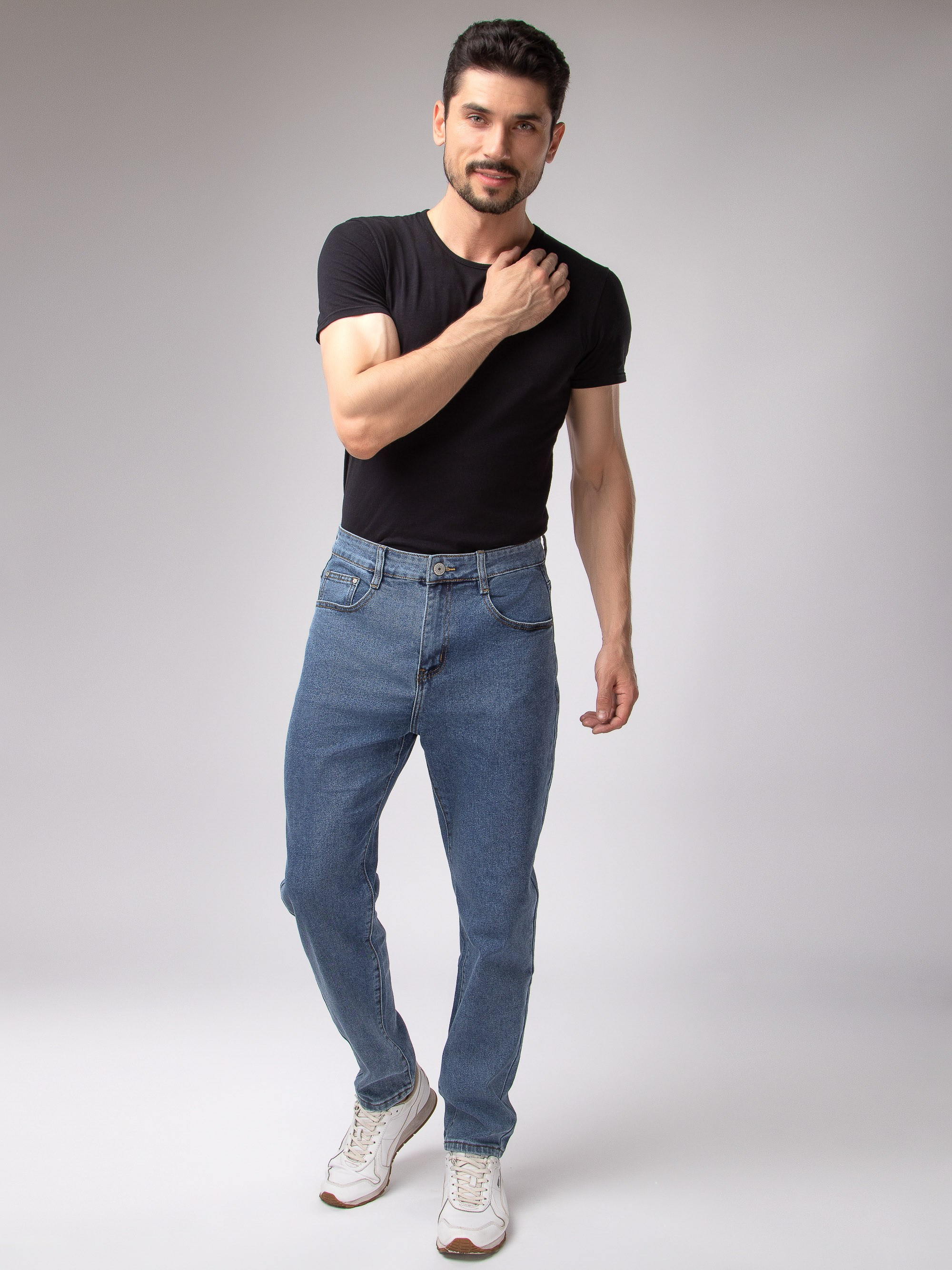 Съемка мужских джинс на модели в студии