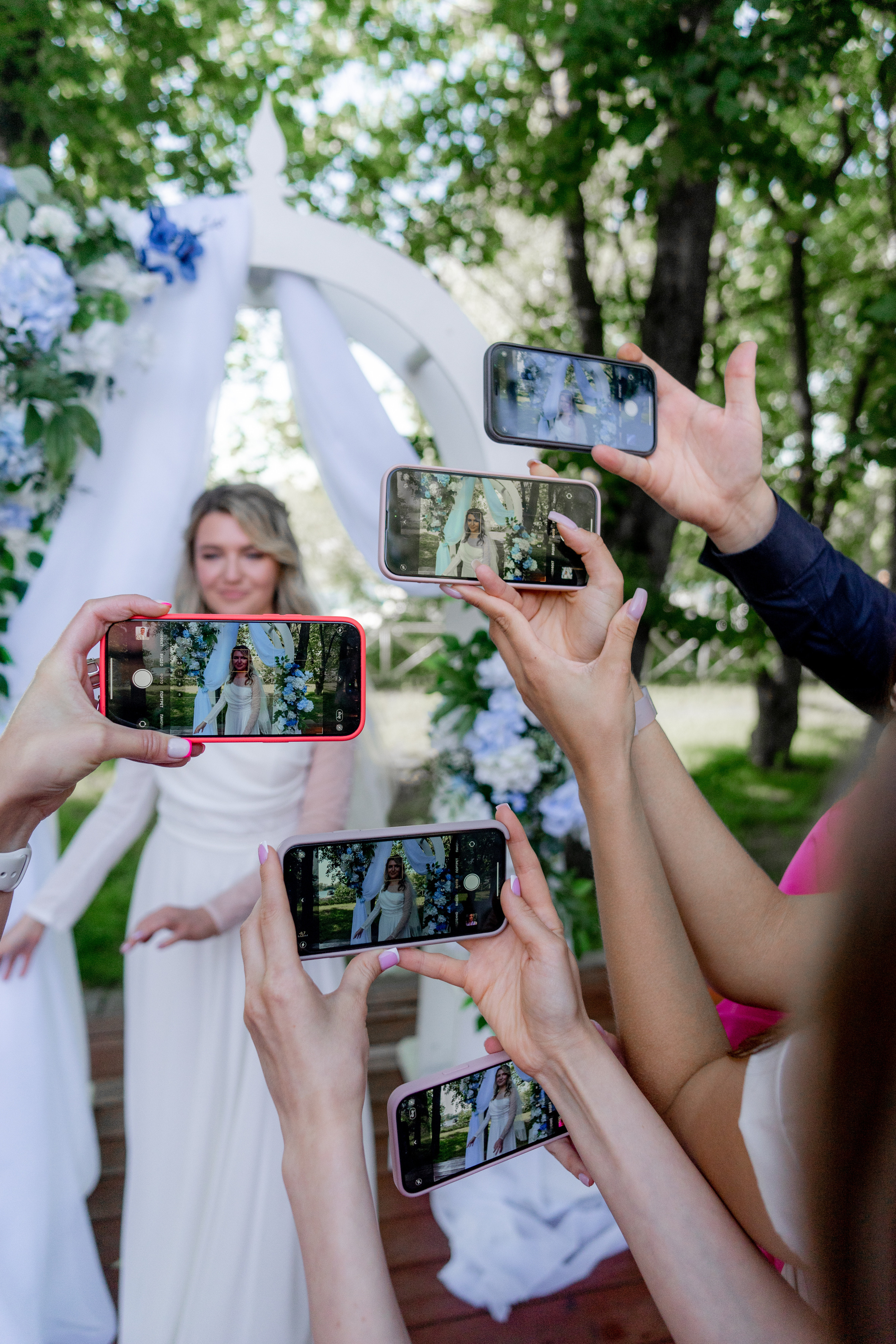 подружки невесты фотографируют невесту на телефон