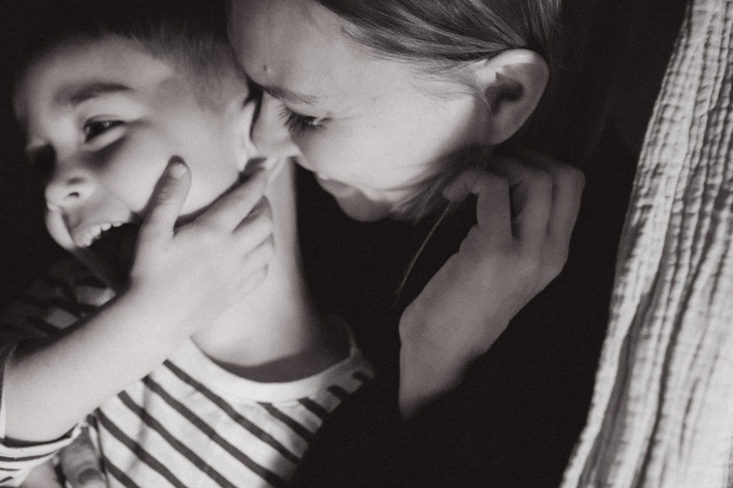 Séance famille à domicile. Photographe des familles et enfants à Nantes et alentours