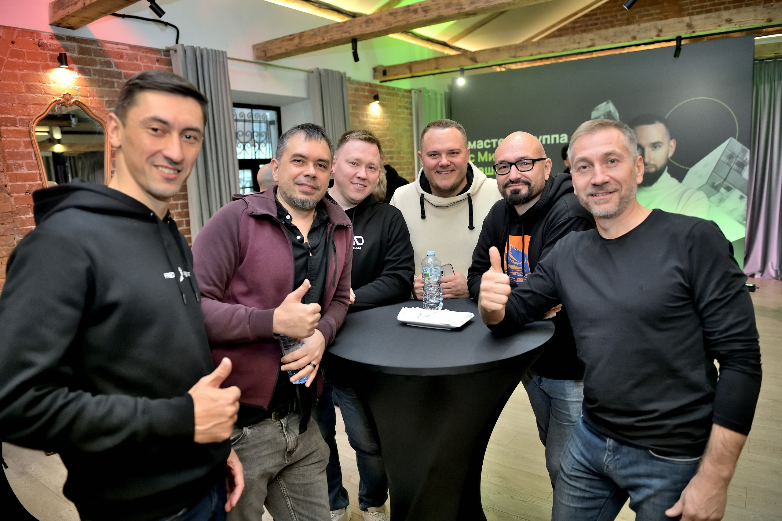 "Фотография группы участников во время мероприятия Михаила Дашкиева".