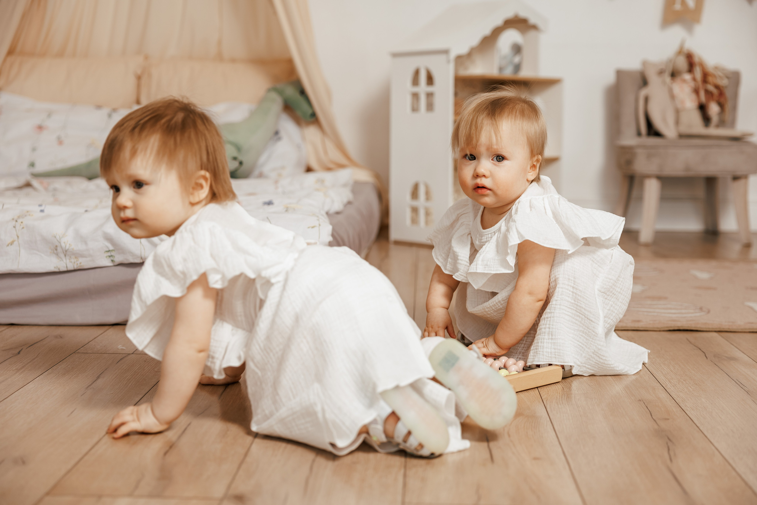 Семейная фотосессия для семьи с девочками близнецами на годик одежда в светлых тонах светлая бежевая студия в Москве теплые тона