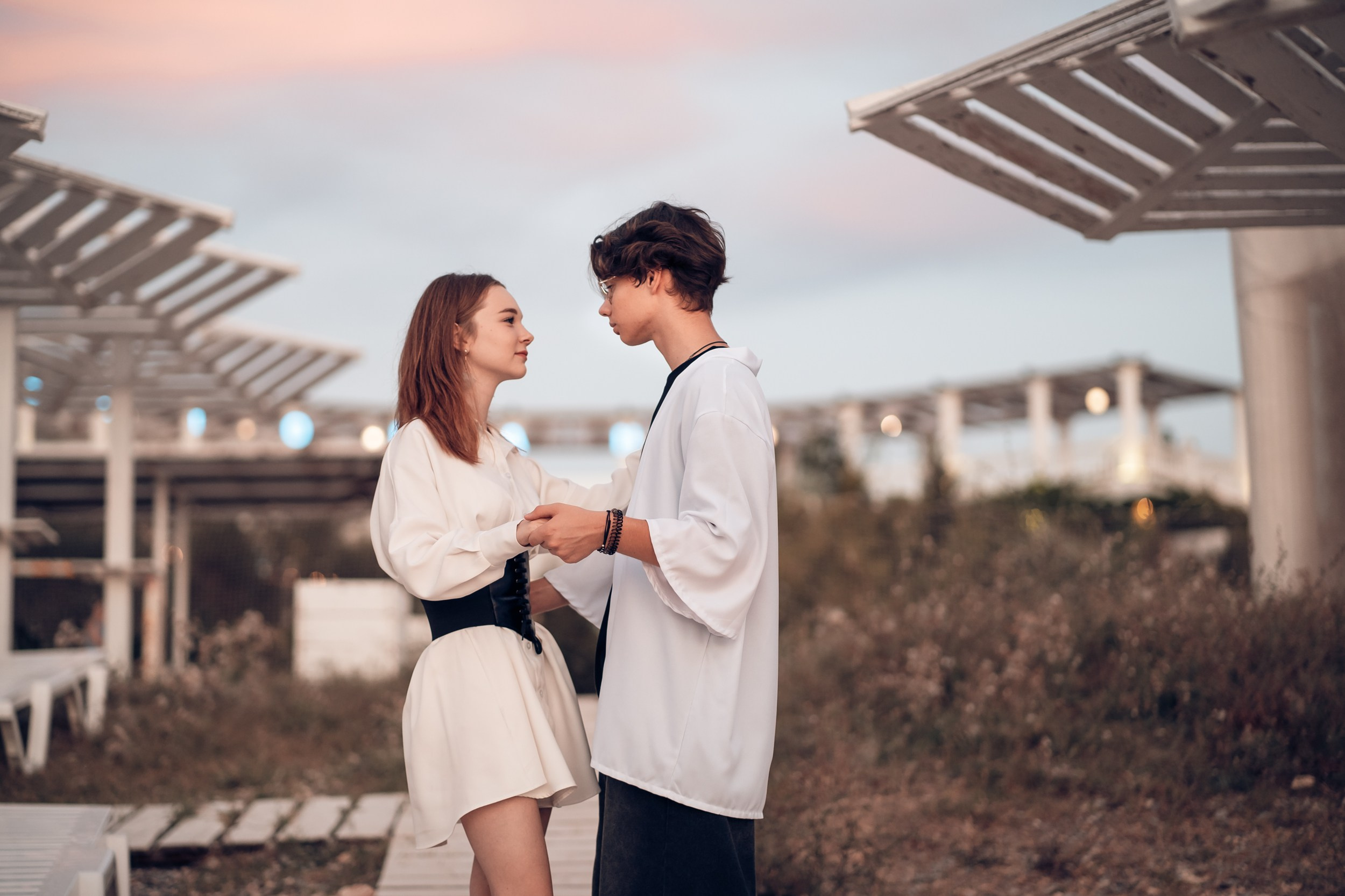 Романтическая фотоистория на закате пляжа Аквамарин. Церковный фотограф Севастополь